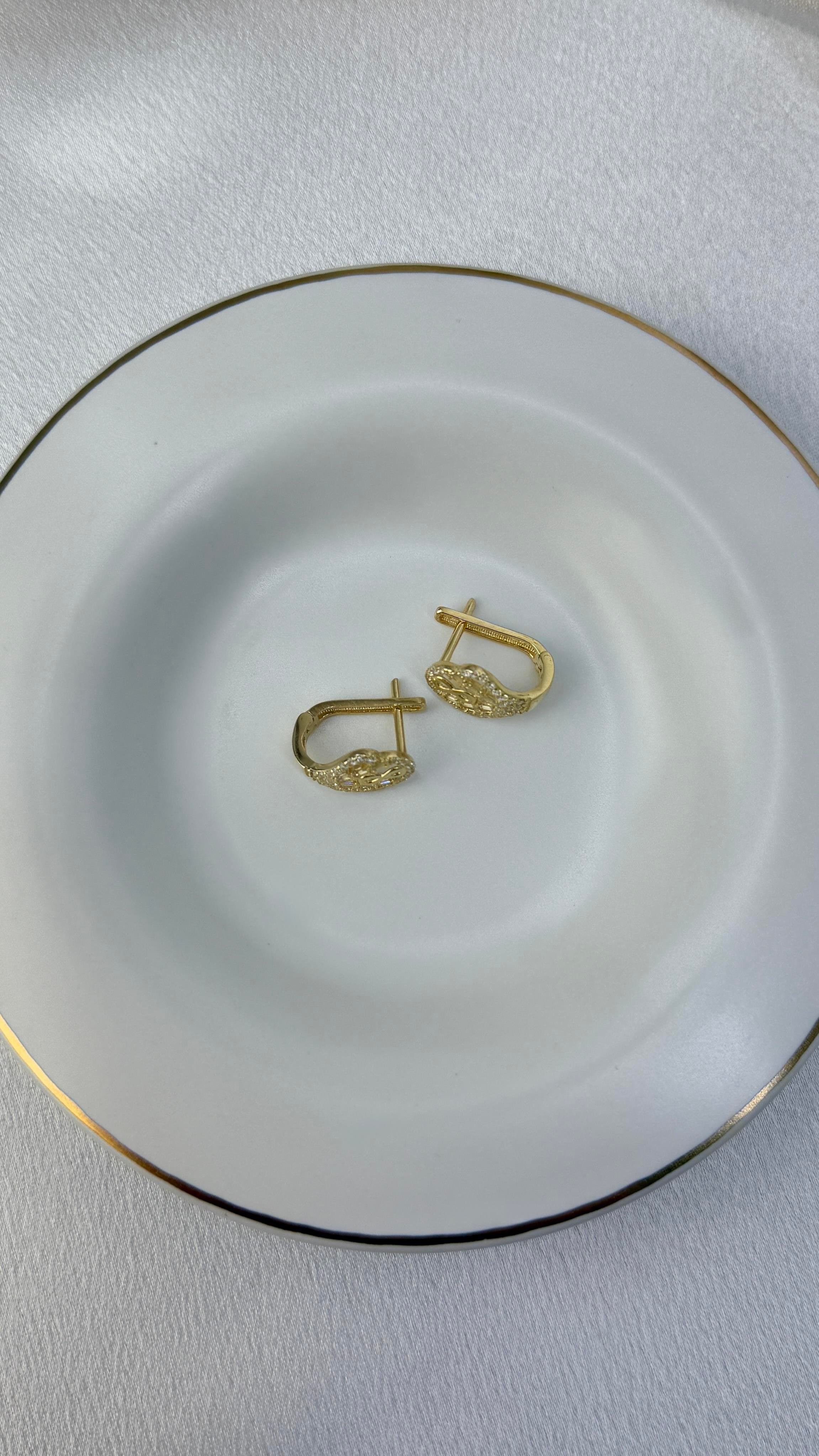 Sonsuzluk Figürlü Taşlı Altın Küpe