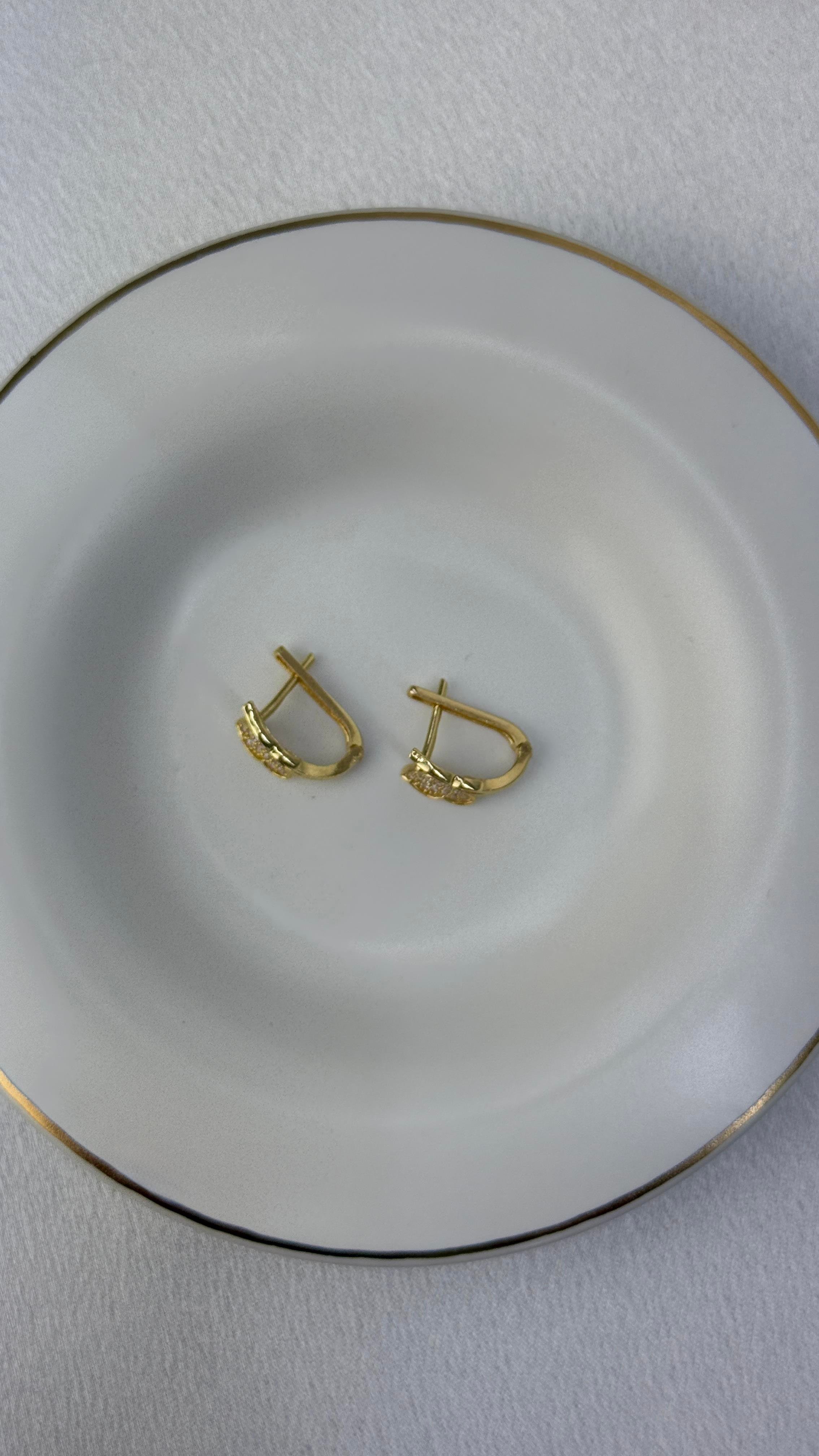 Taşlı Kelebek Figürlü Altın Küpe