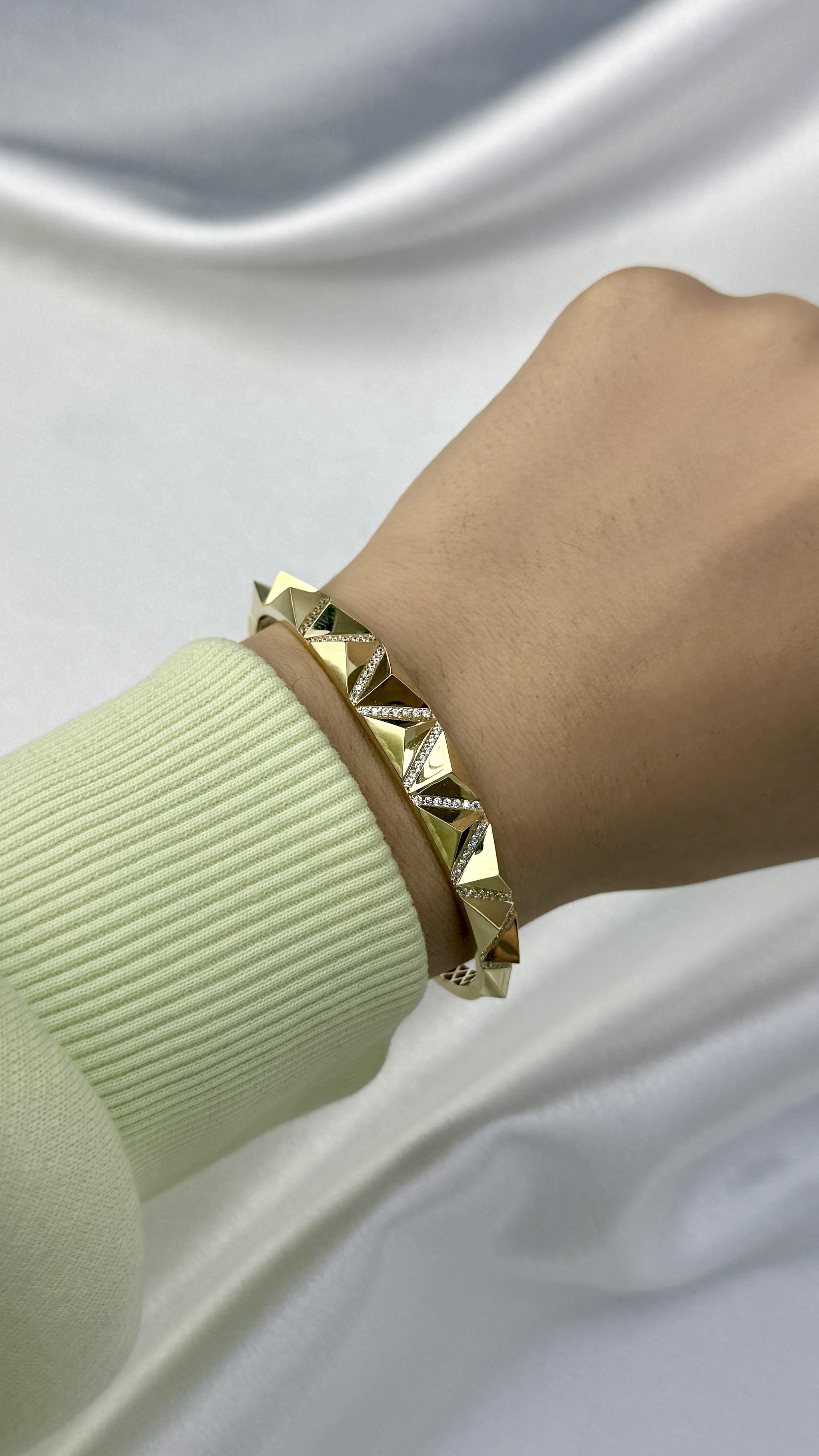 Taşlı Üçgen Tasarımlı Altın Kelepçe Bilezik