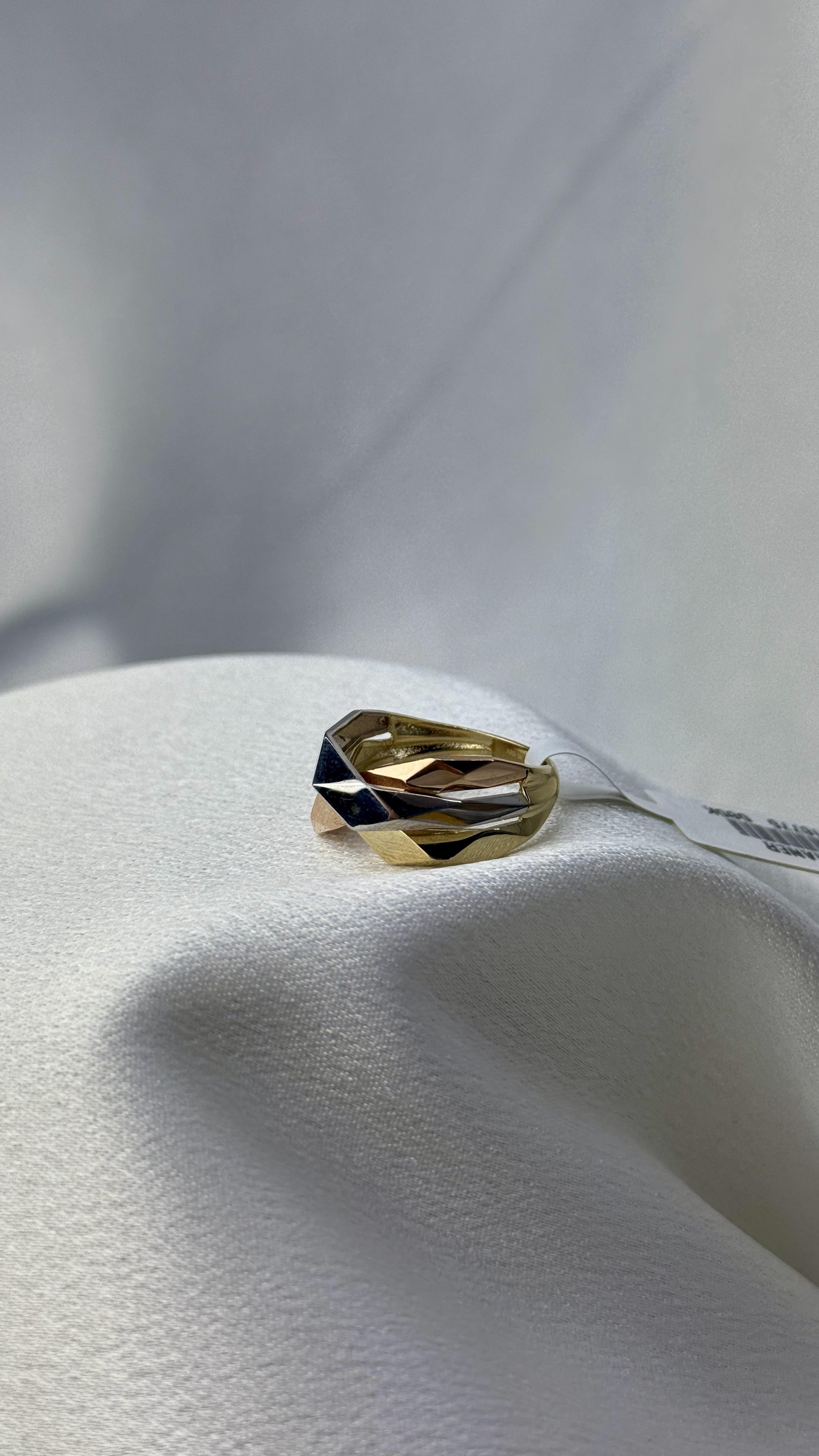 Üç Renk Geometrik Kesim Altın Yüzük