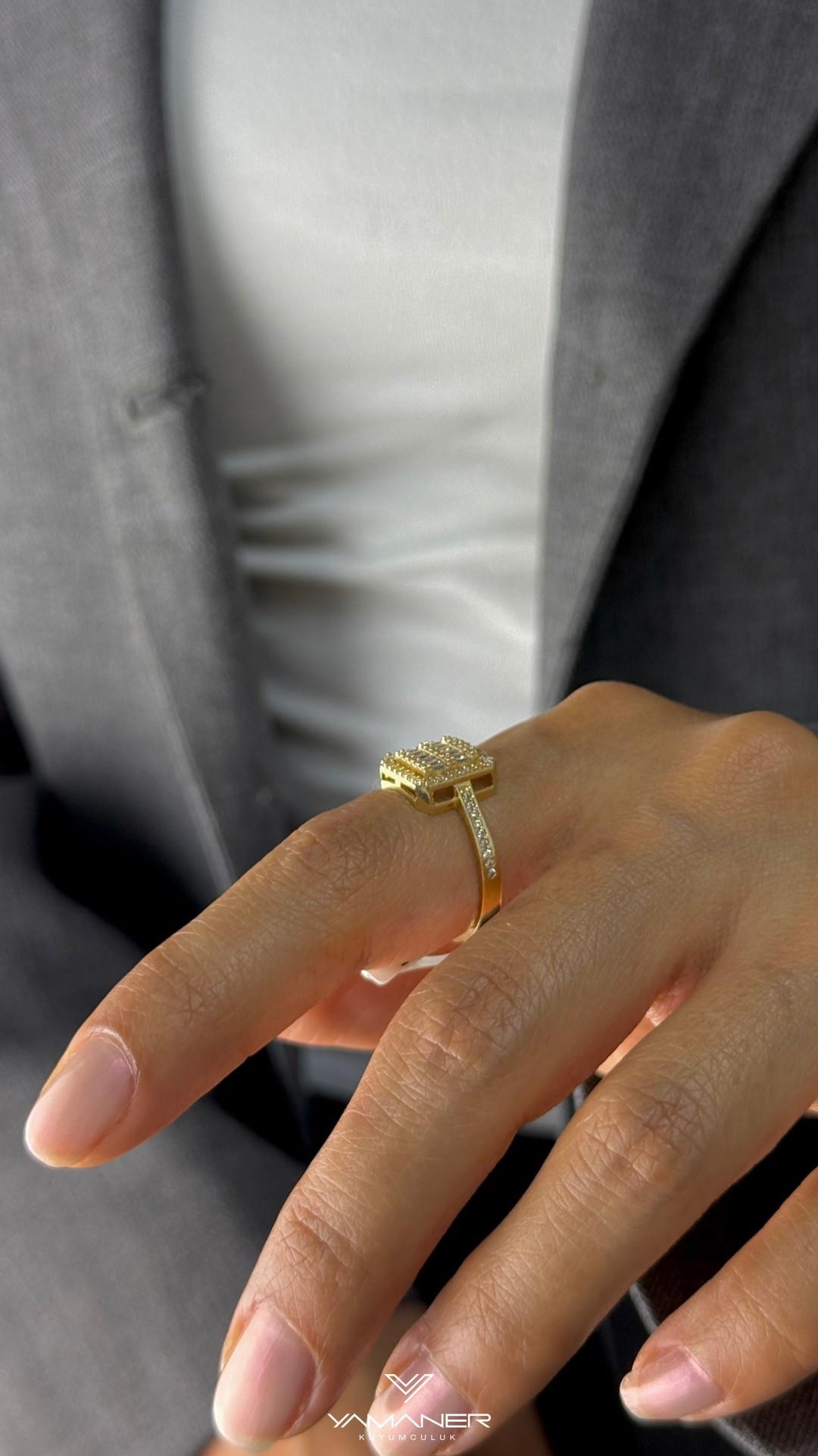 Yan Taşlı Kare Model Baget Yüzük