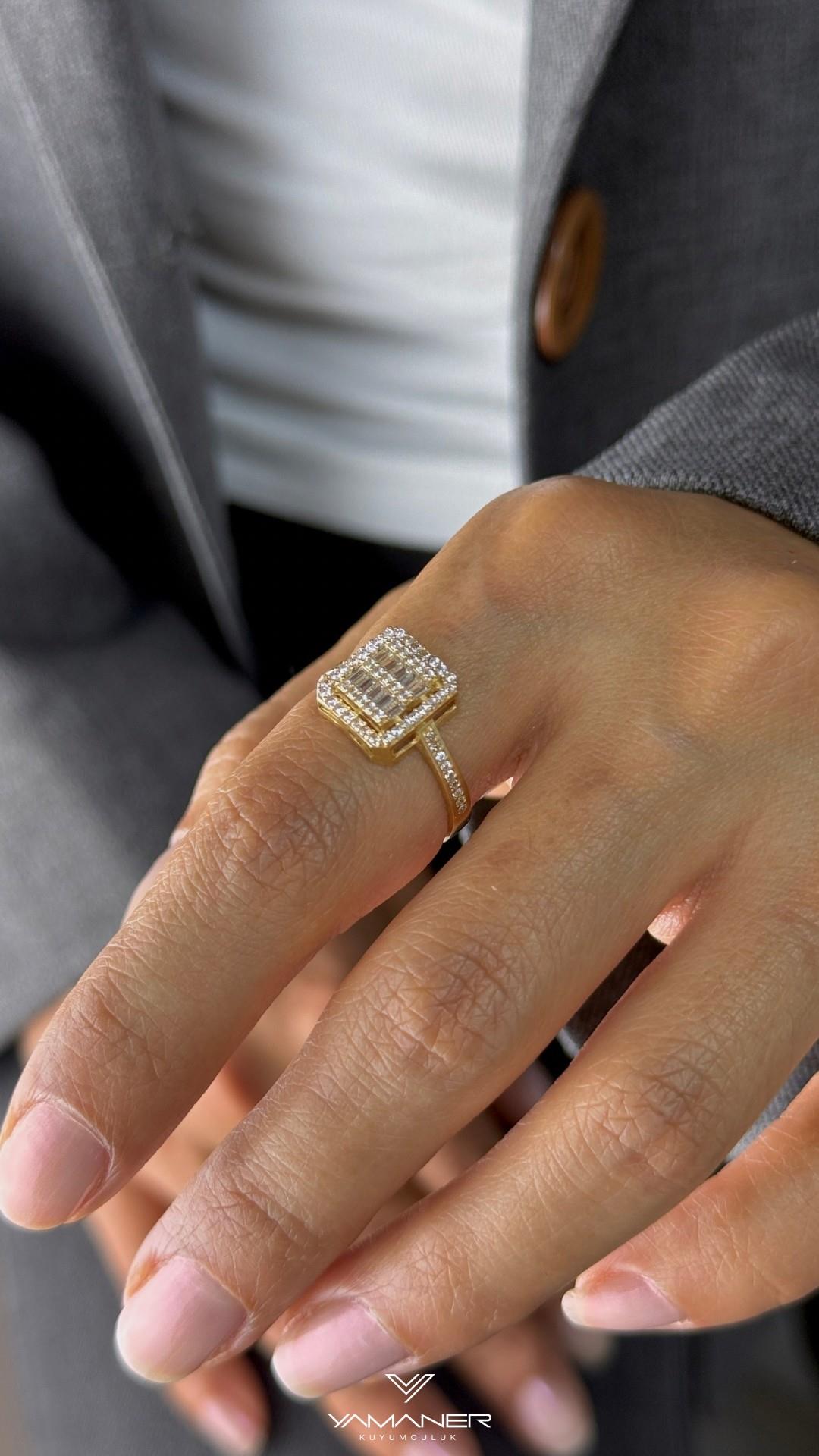 Yan Taşlı Kare Model Baget Yüzük