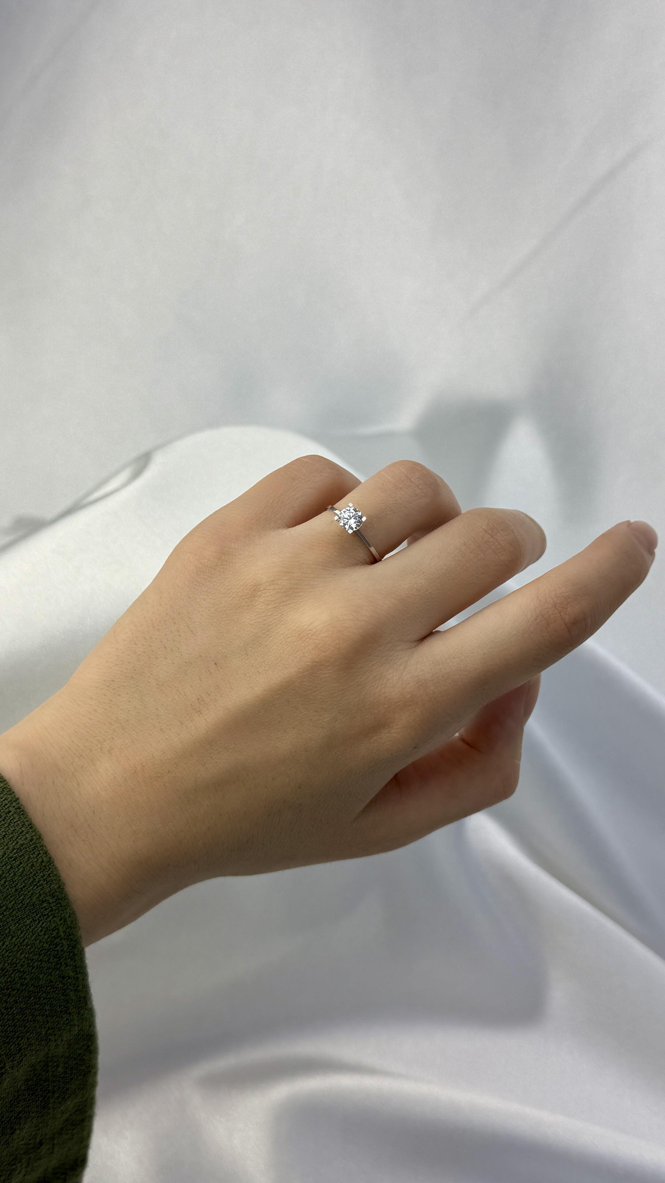 Zarif Zirkon Taşlı Tektaş Beyaz Altın Yüzük