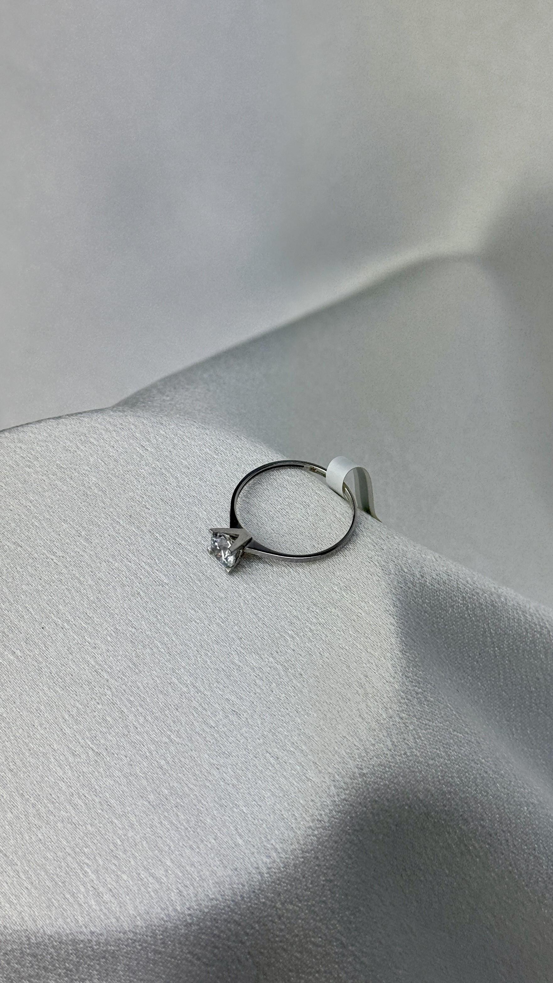 Zarif Zirkon Taşlı Tektaş Beyaz Altın Yüzük