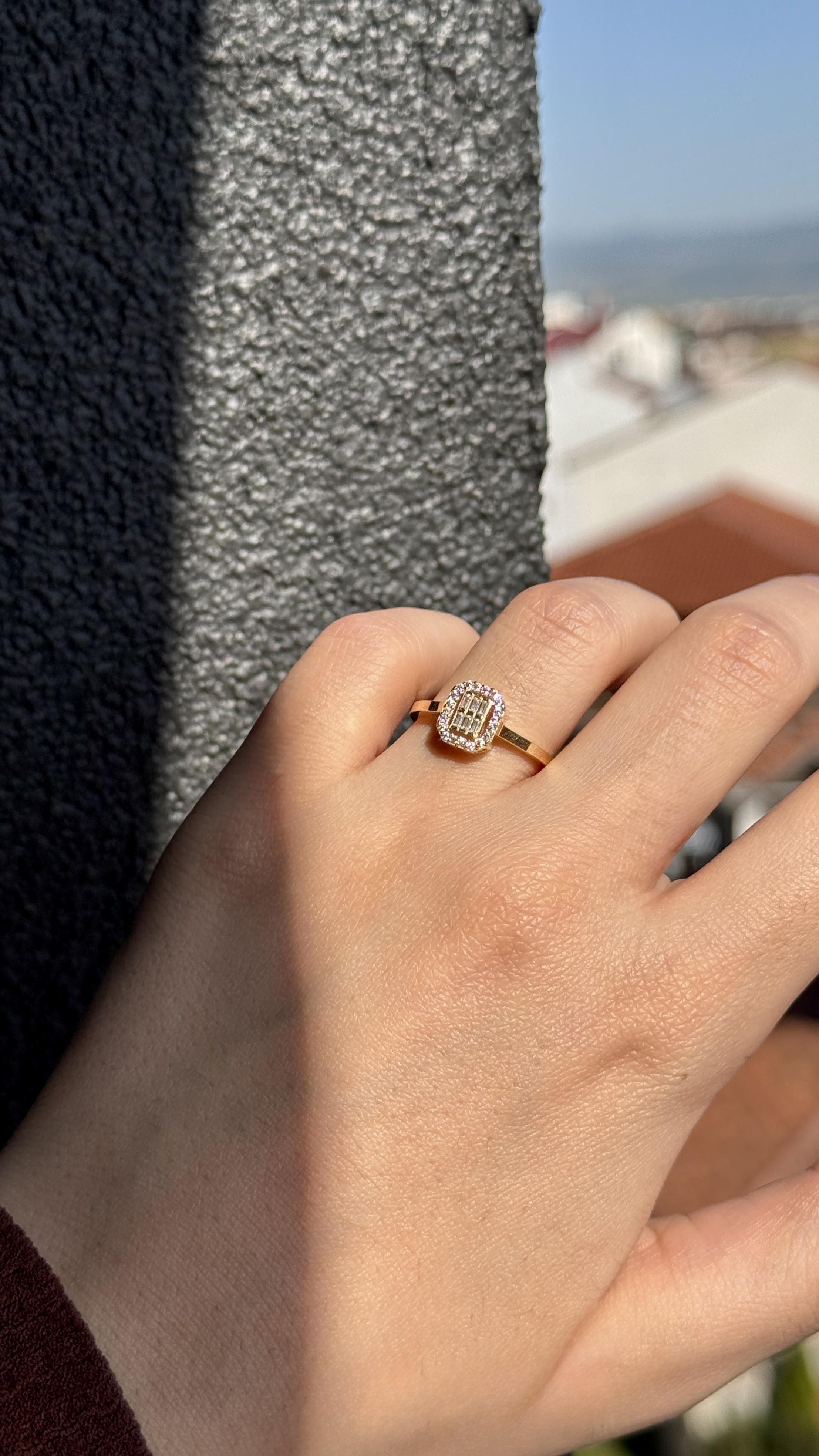 Zirkon Taşlı Baget Kesim Altın Yüzük