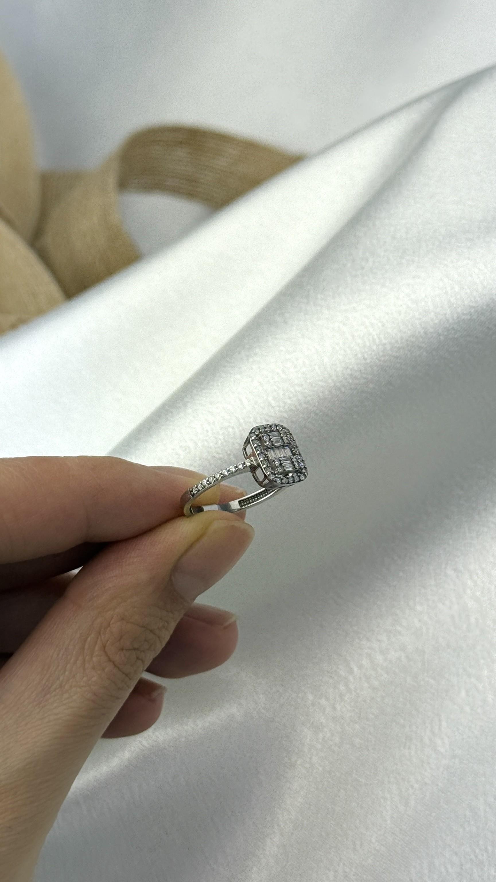 Zirkon Taşlı Baget Kesim Beyaz Altın Yüzük