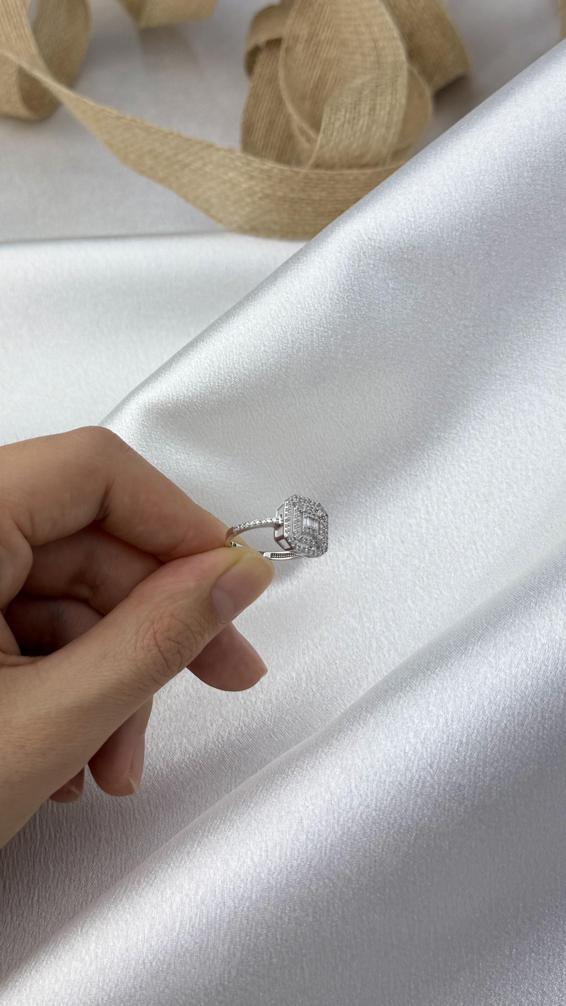 Zirkon Taşlı Baget Kesim Beyaz Altın Yüzük