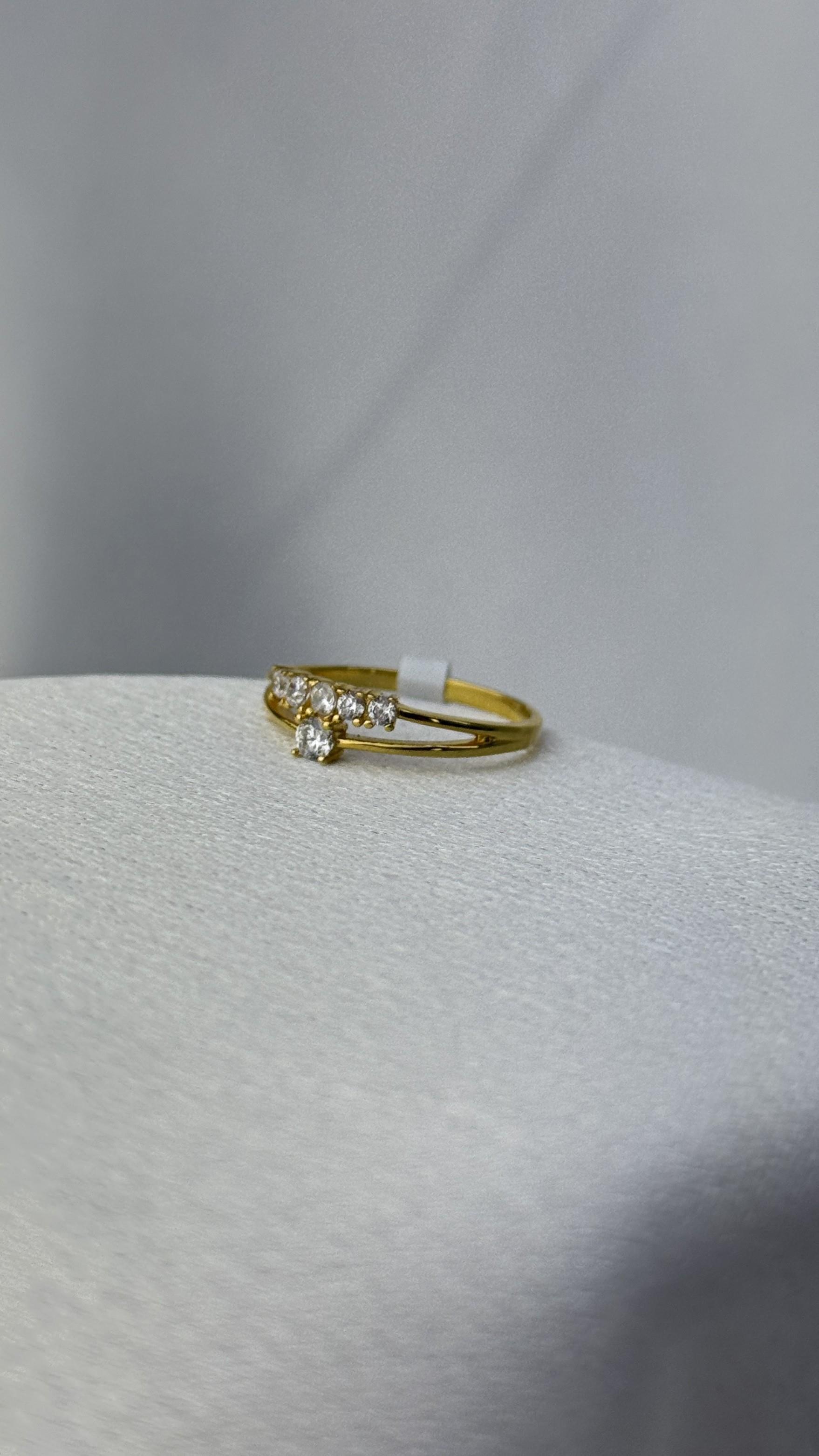 Zirkon Taşlı Çıtır Altın Yüzük