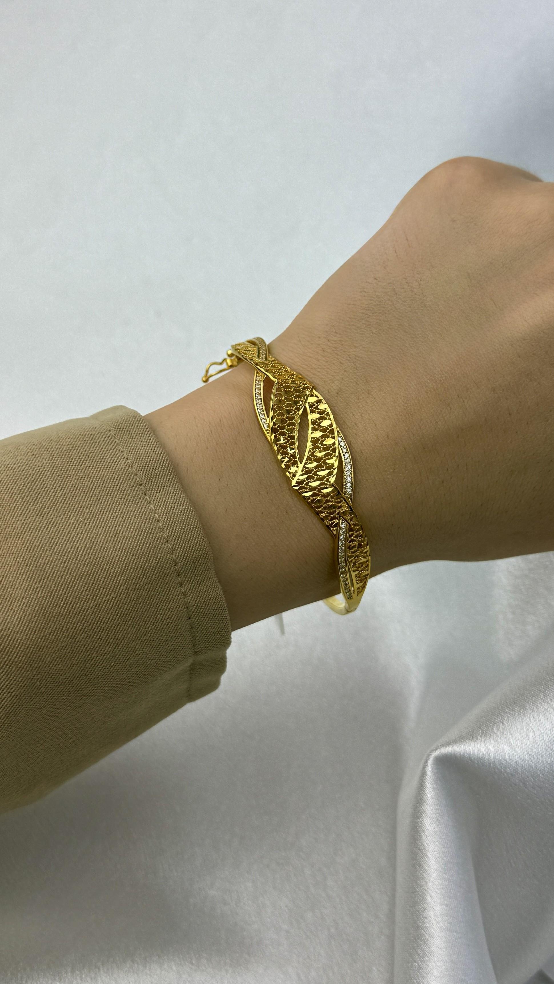 Zirkon Taşlı Kıvrımlı Altın Kelepçe Bilezik