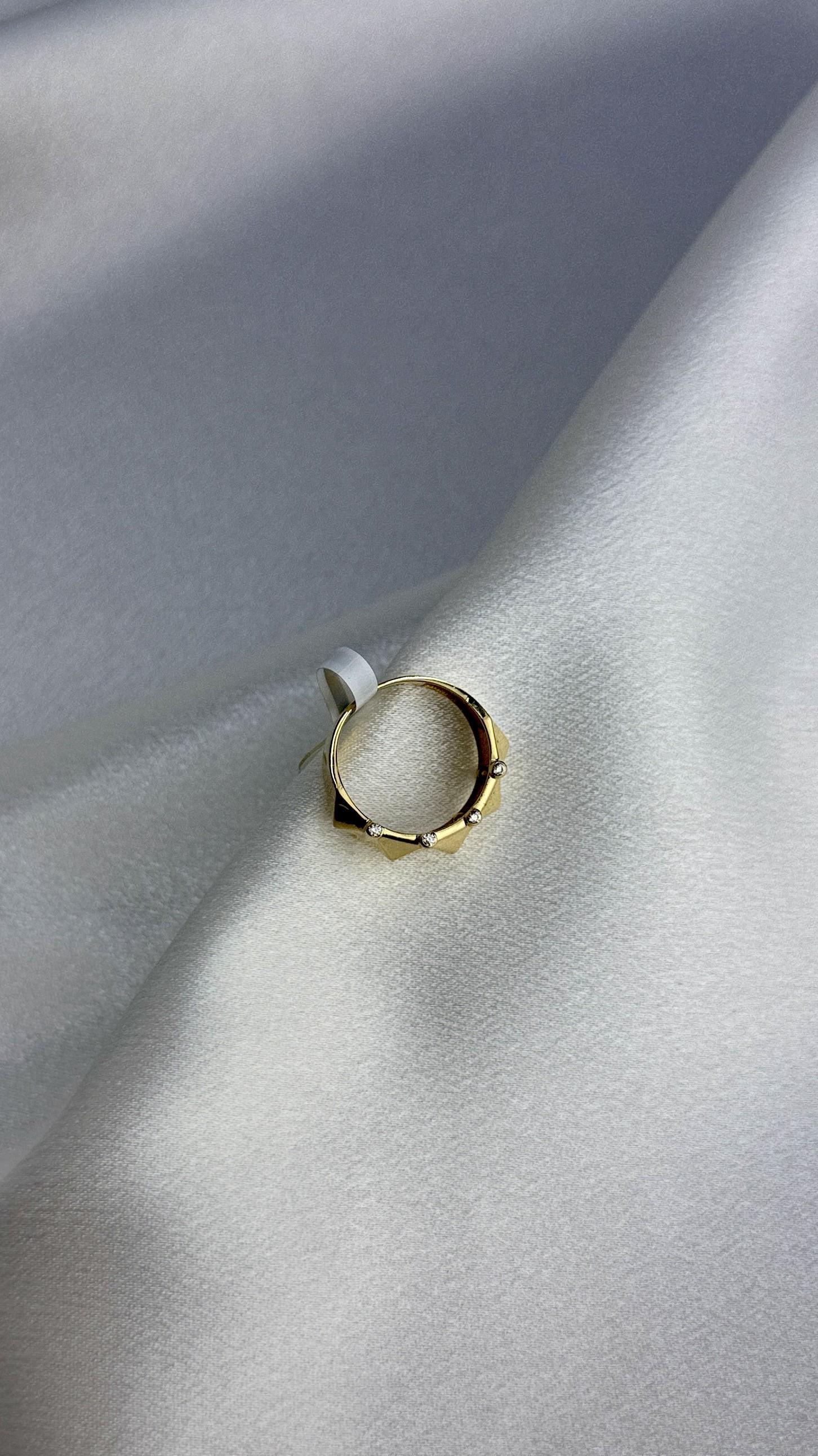 Zirkon Taşlı Piramit Tasarım Altın Yüzük