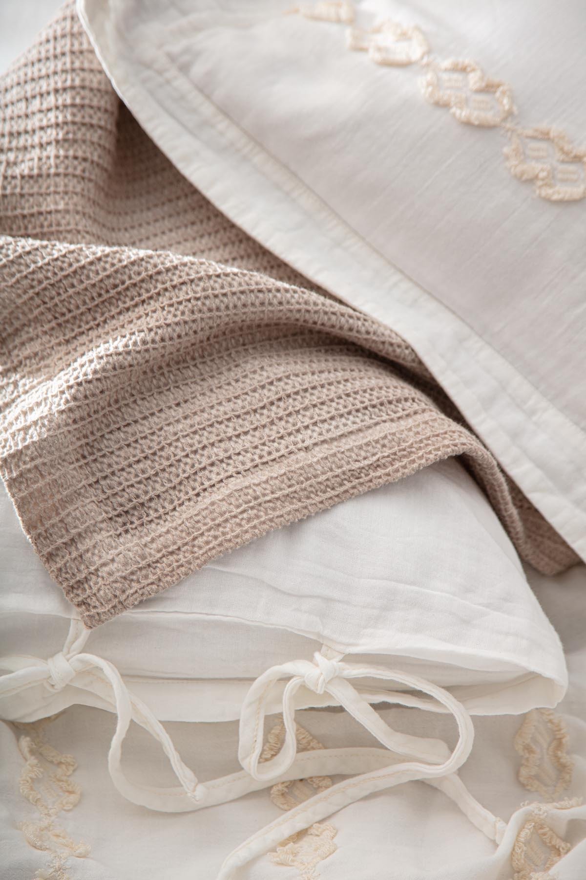 Ecocotton Sara Çift Kişilik Yatak Örtüsü %100 Organik Pamuk Pike Bej 220x240 Cm