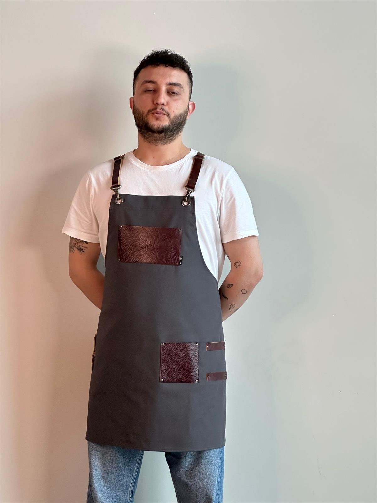 D-163 LEE - Koyu Kahverengi Deri Detaylı Çapraz Askılı Koyu Gri Önlük 