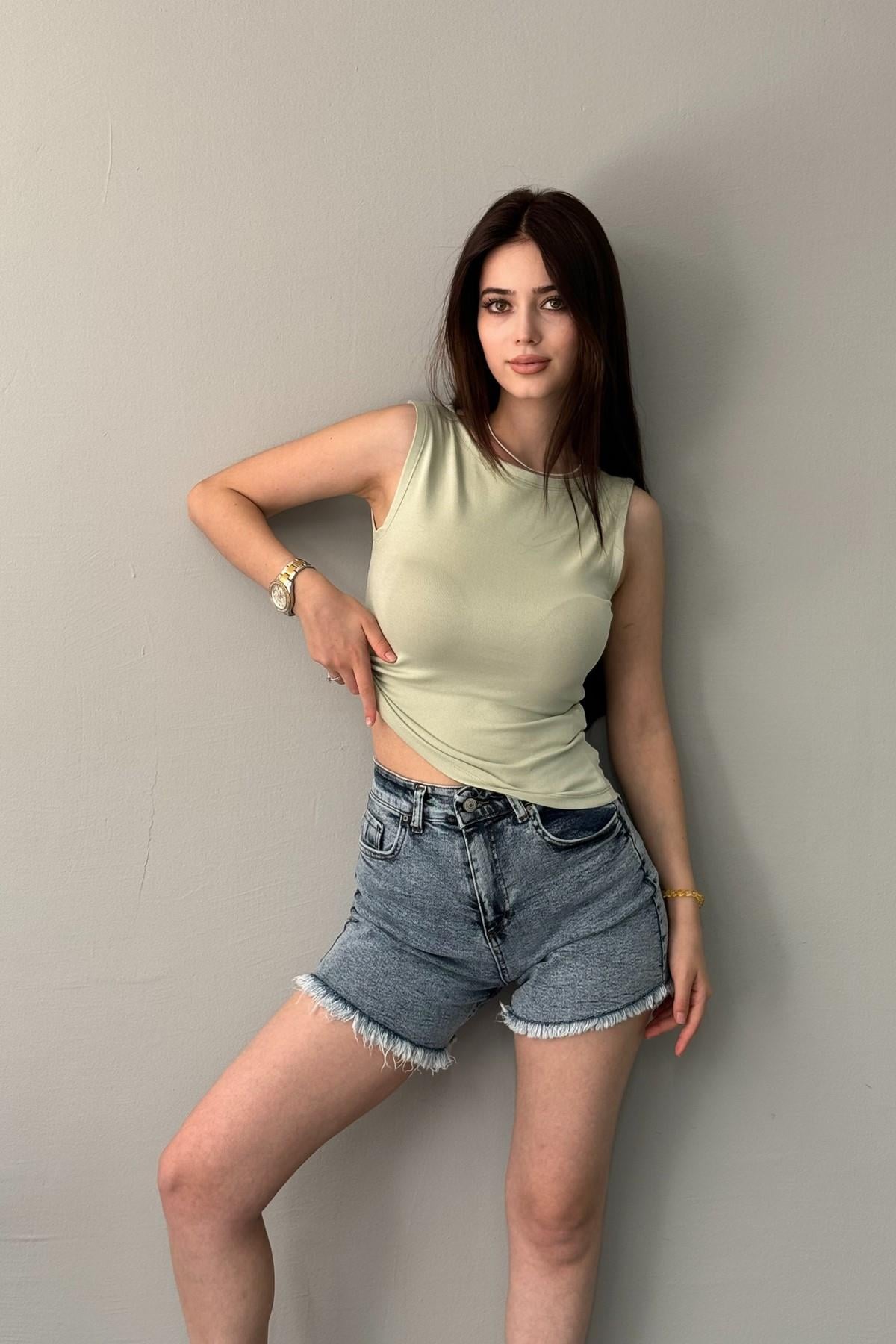 KAYIK YAKA KOLSUZ TOP