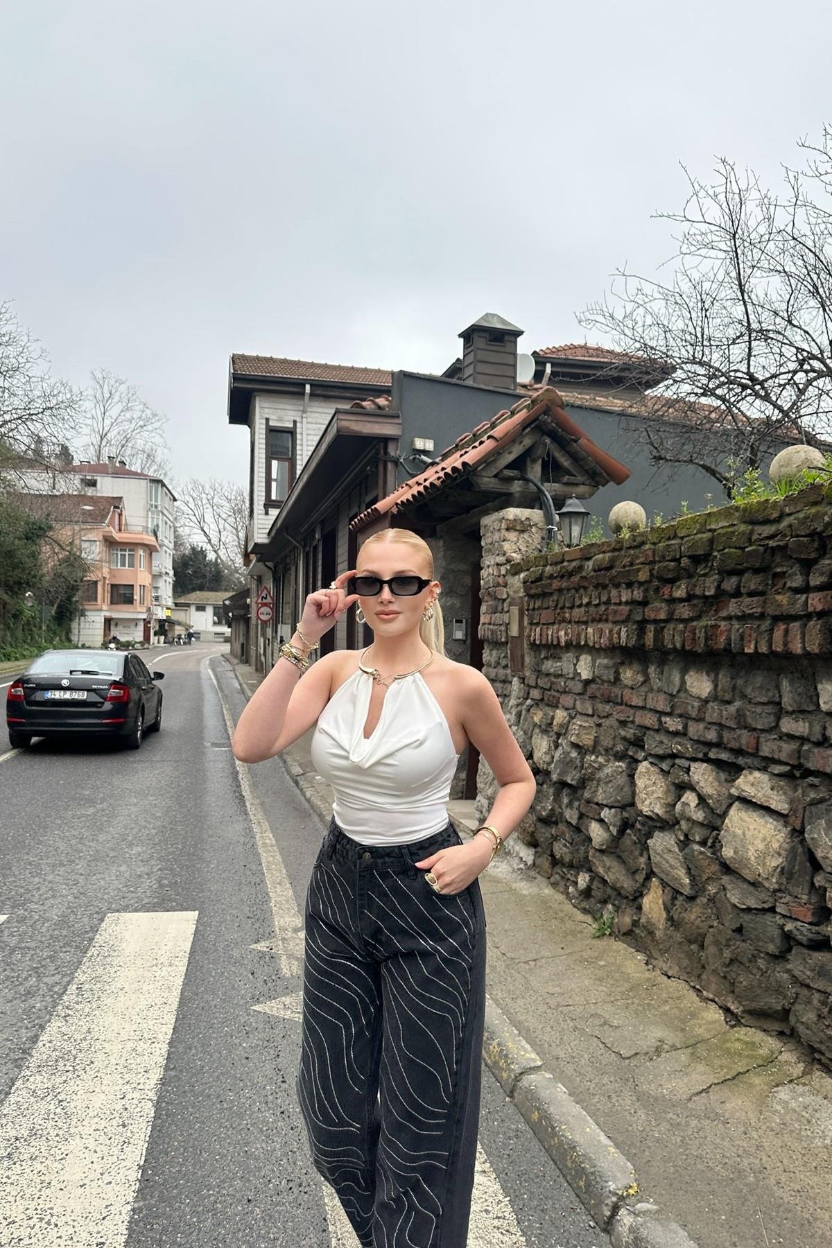 AKSESUAR DETAYLI BLUZ