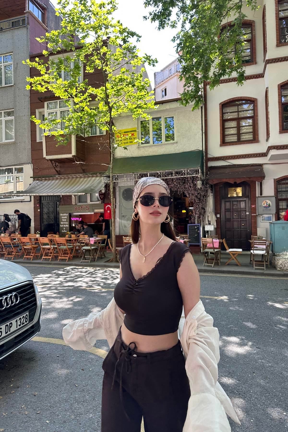 DANTEL DETAYLI OMUZLARI AÇIK TOP