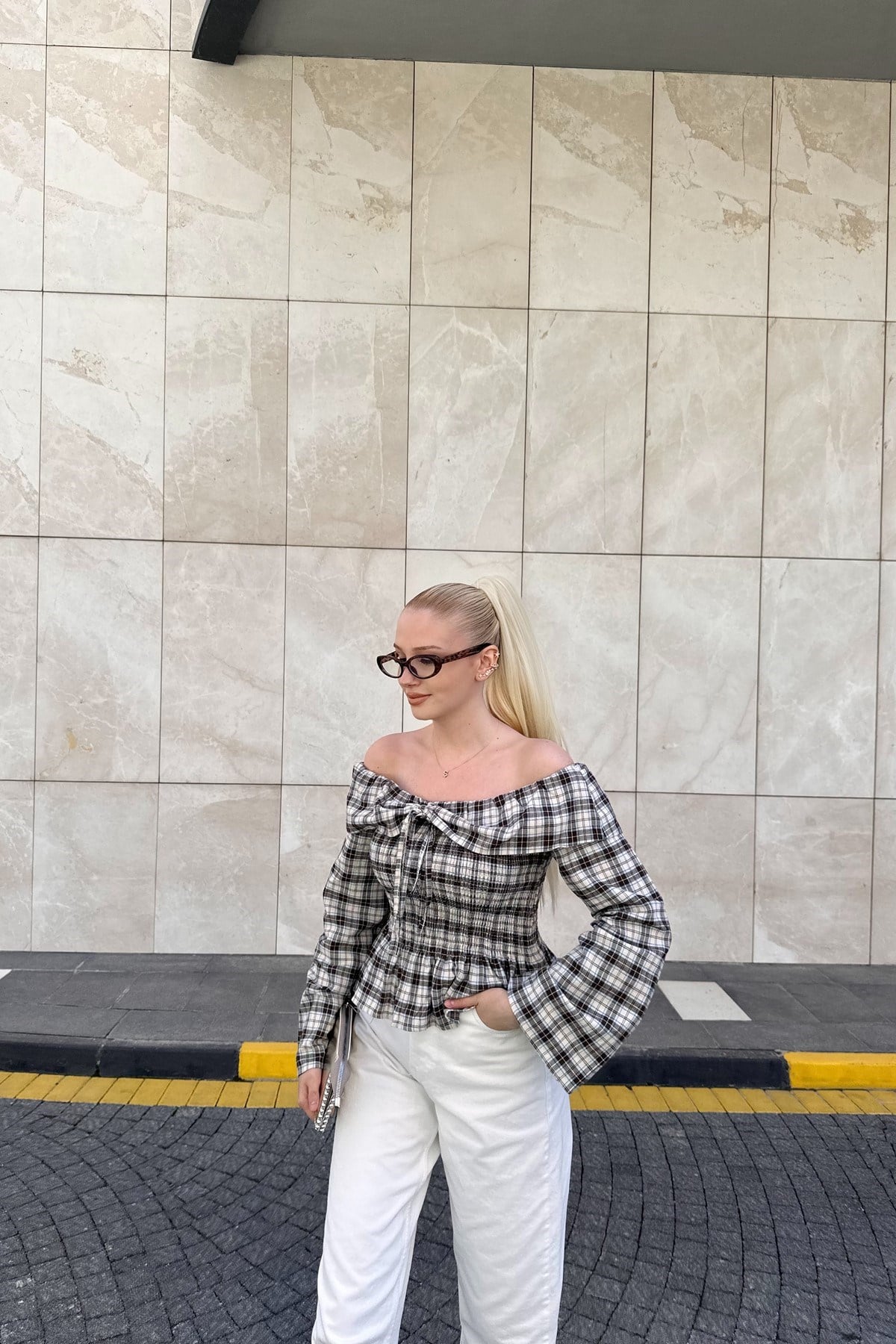 DÜŞÜK OMUZ BEL GİPE DETAY EKOSE BLUZ