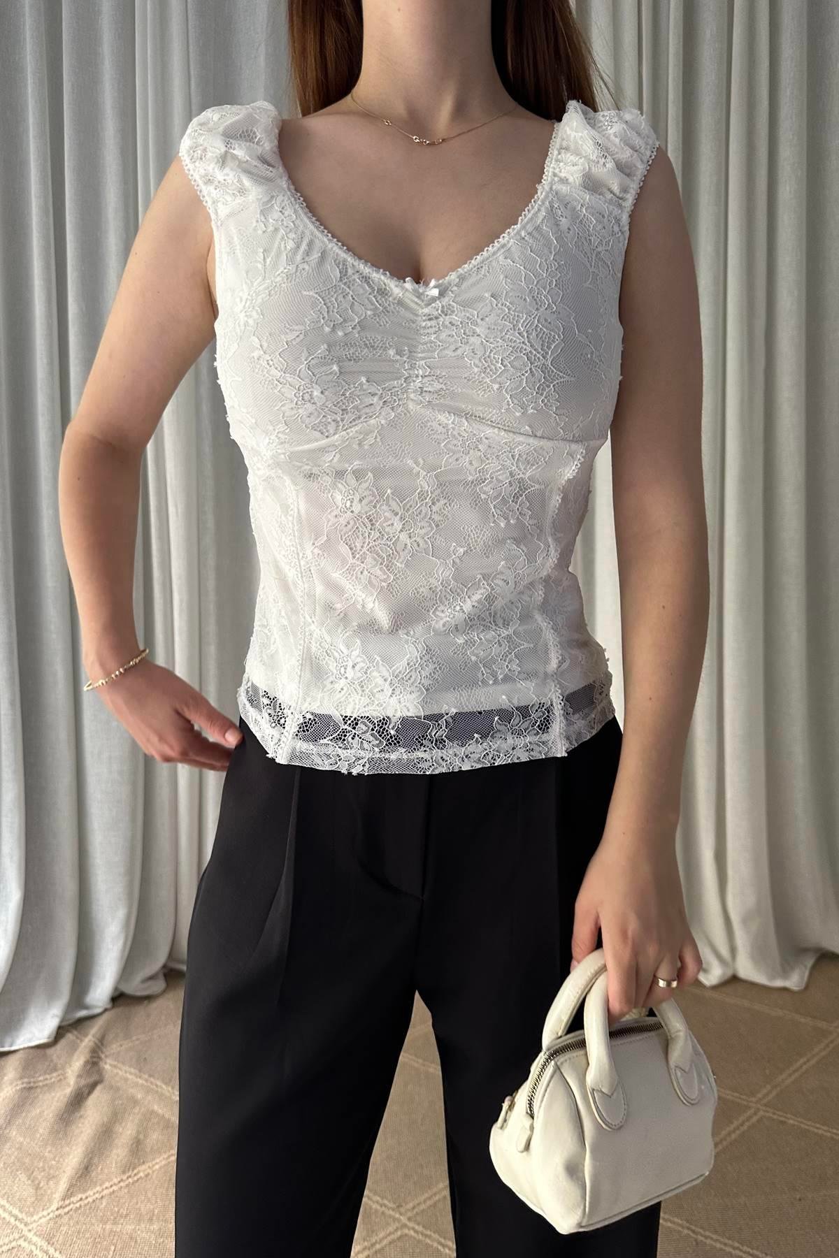 FİYONK DETAYLI DANTEL TOP