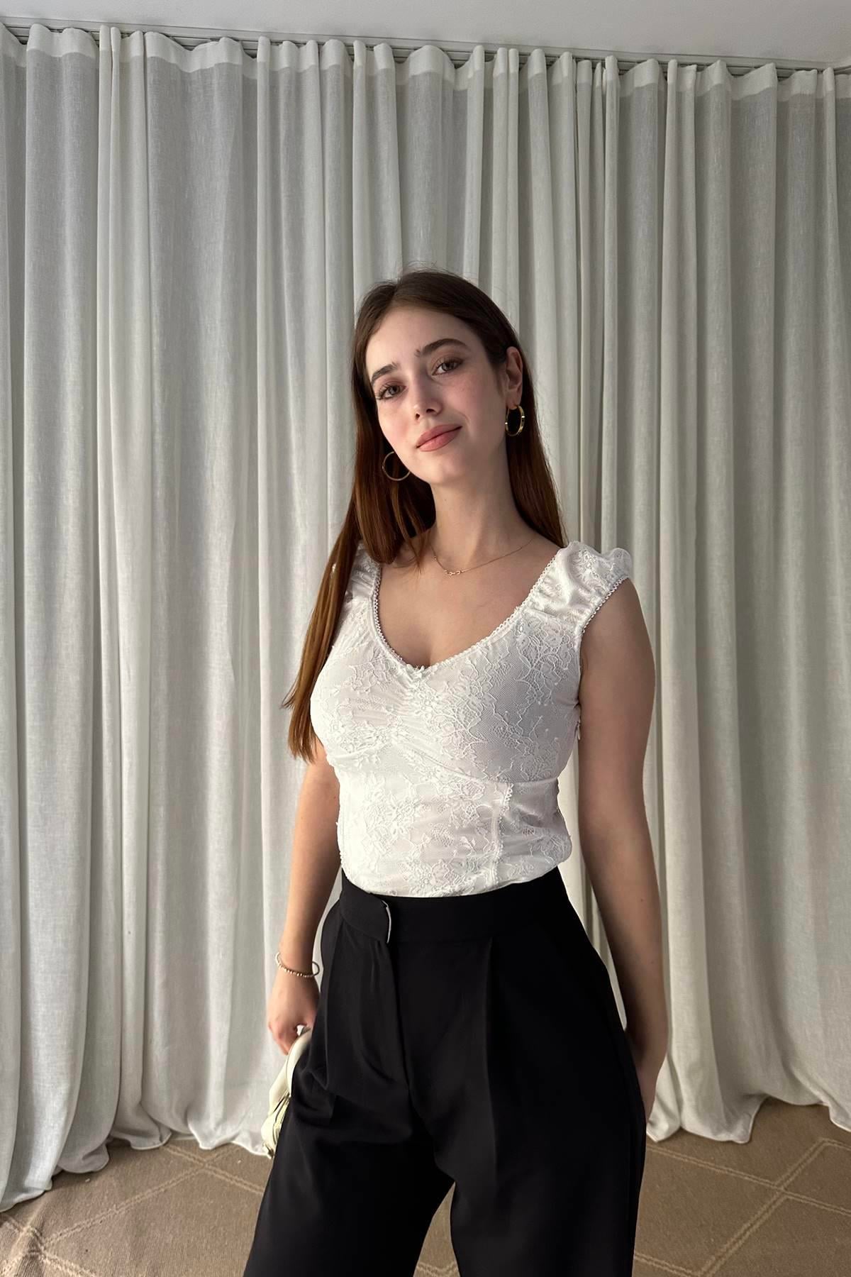 FİYONK DETAYLI DANTEL TOP