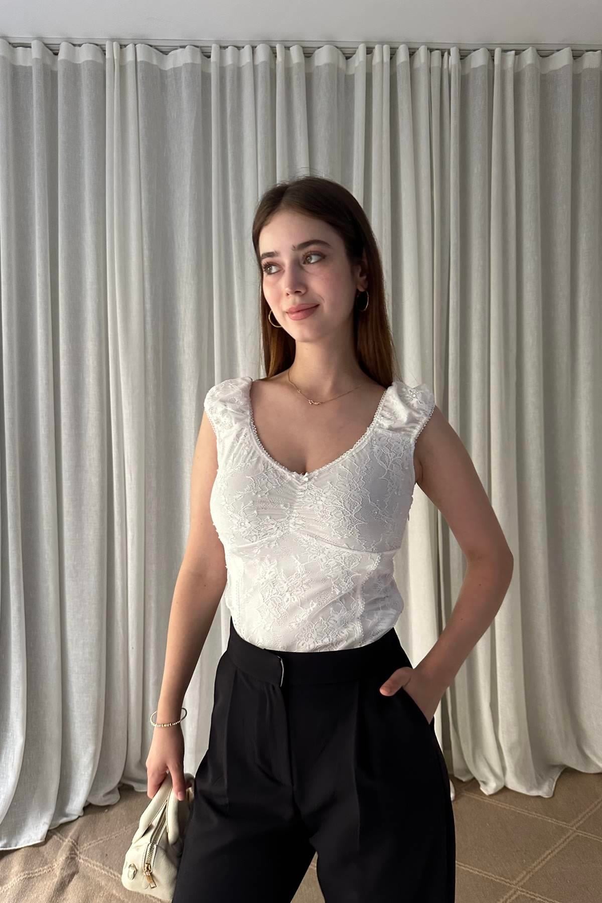 FİYONK DETAYLI DANTEL TOP