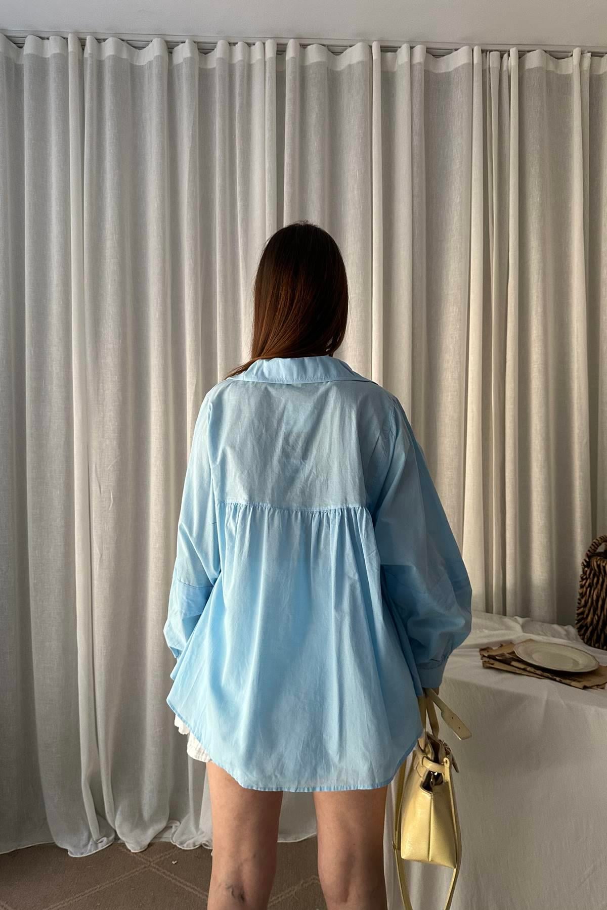 KISA PATLI BİRİT DÜĞME DETAYLI BLUZ