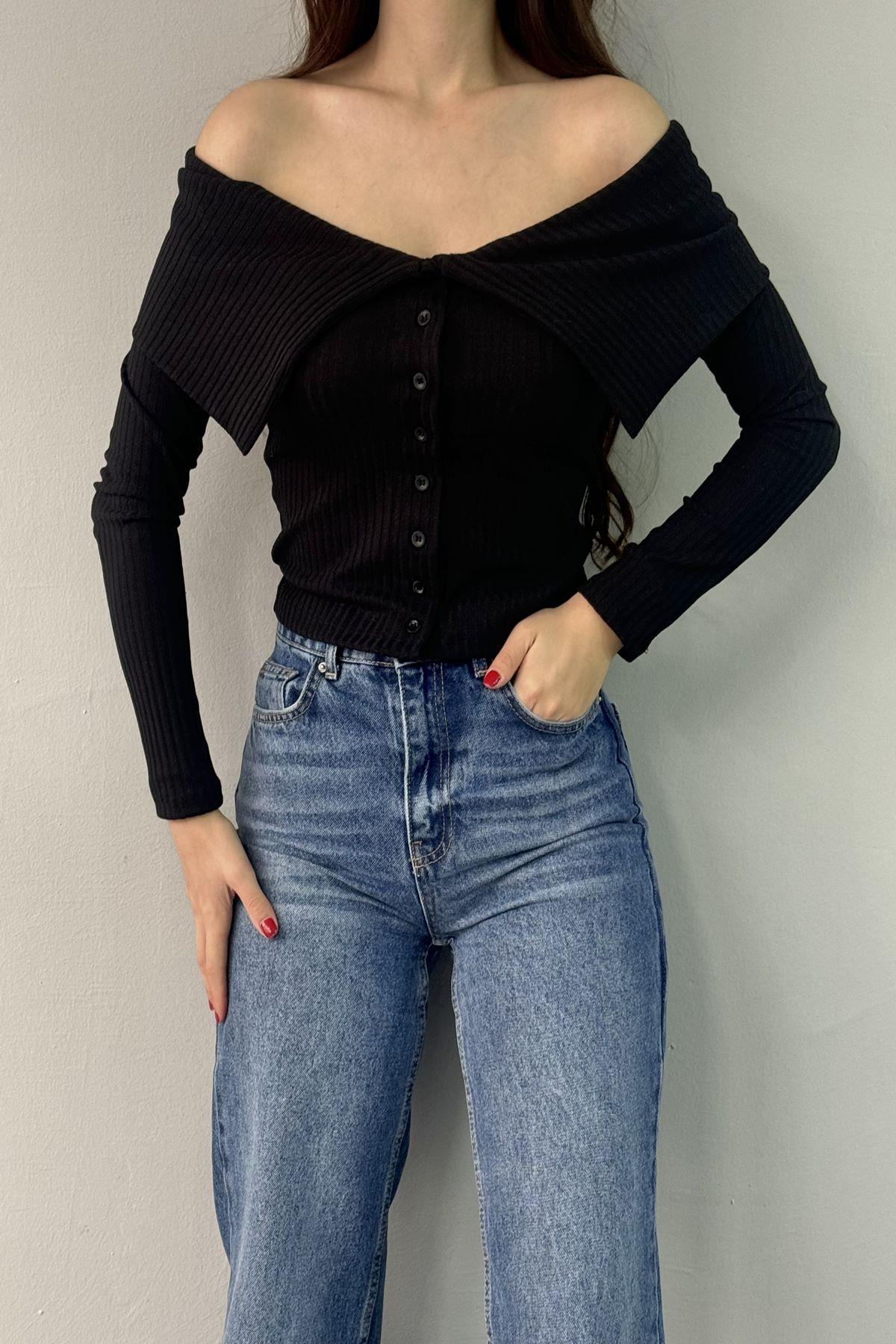 OMUZLARI AÇIK DÜĞMELİ TOP
