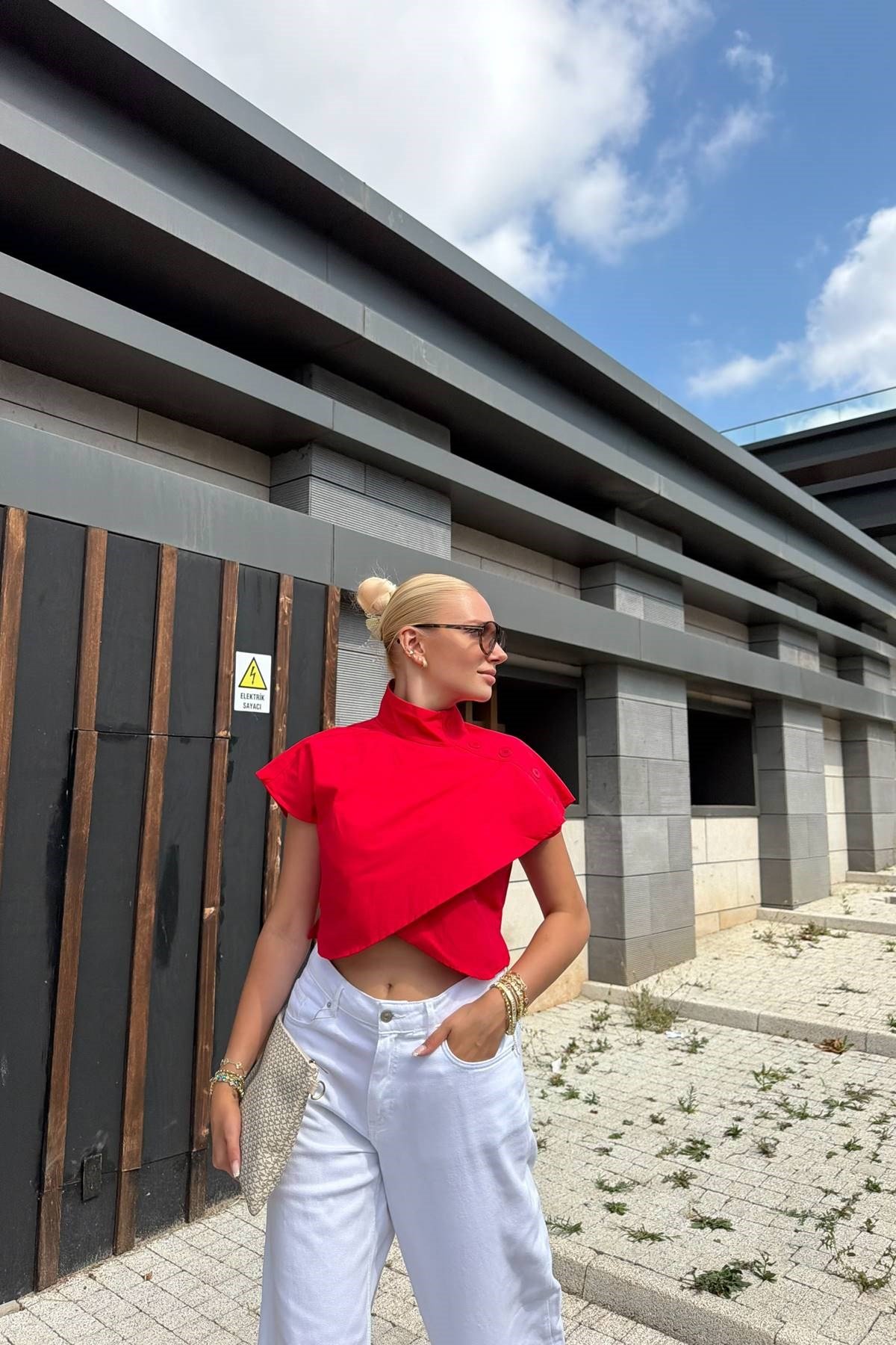 POPLİN CROP OMUZ DÜĞME DETAY BLUZ