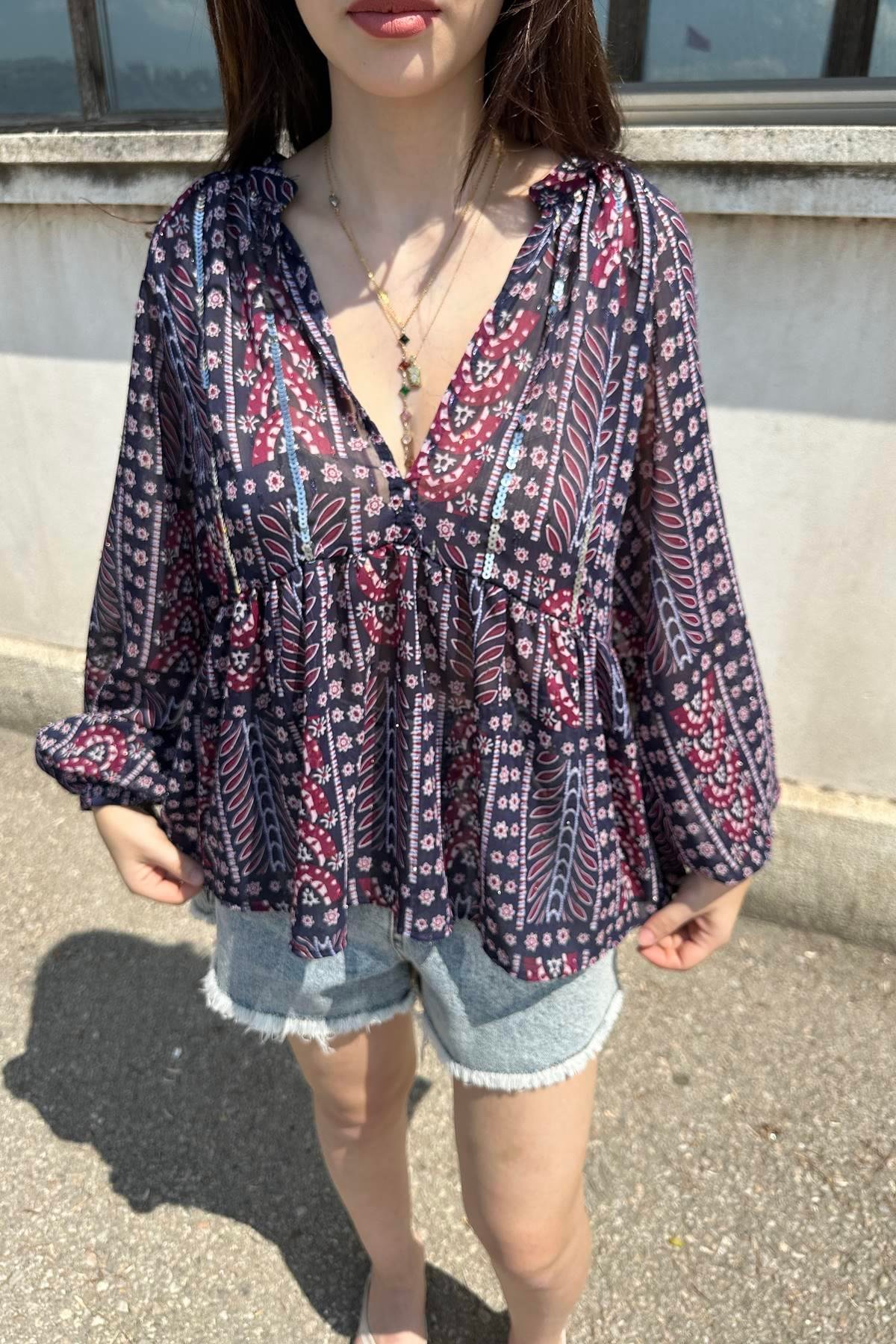 PUL AKSESUARLI DESENLİ ŞİFON BLUZ