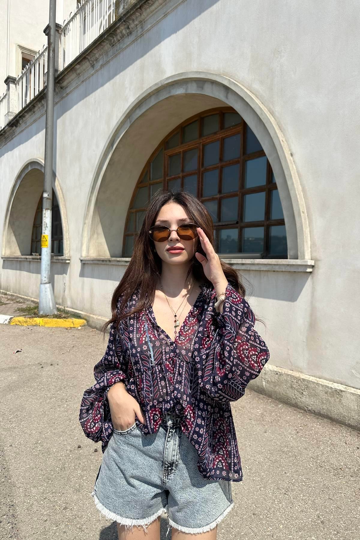 PUL AKSESUARLI DESENLİ ŞİFON BLUZ