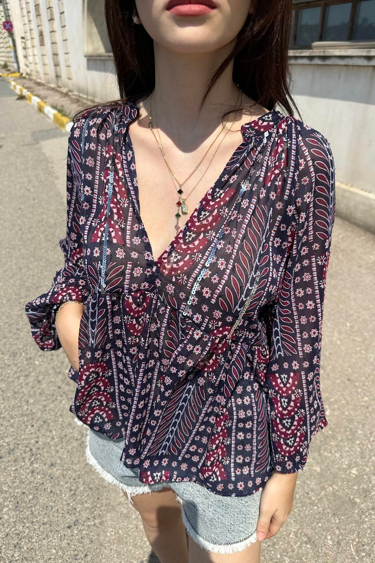 PUL AKSESUARLI DESENLİ ŞİFON BLUZ