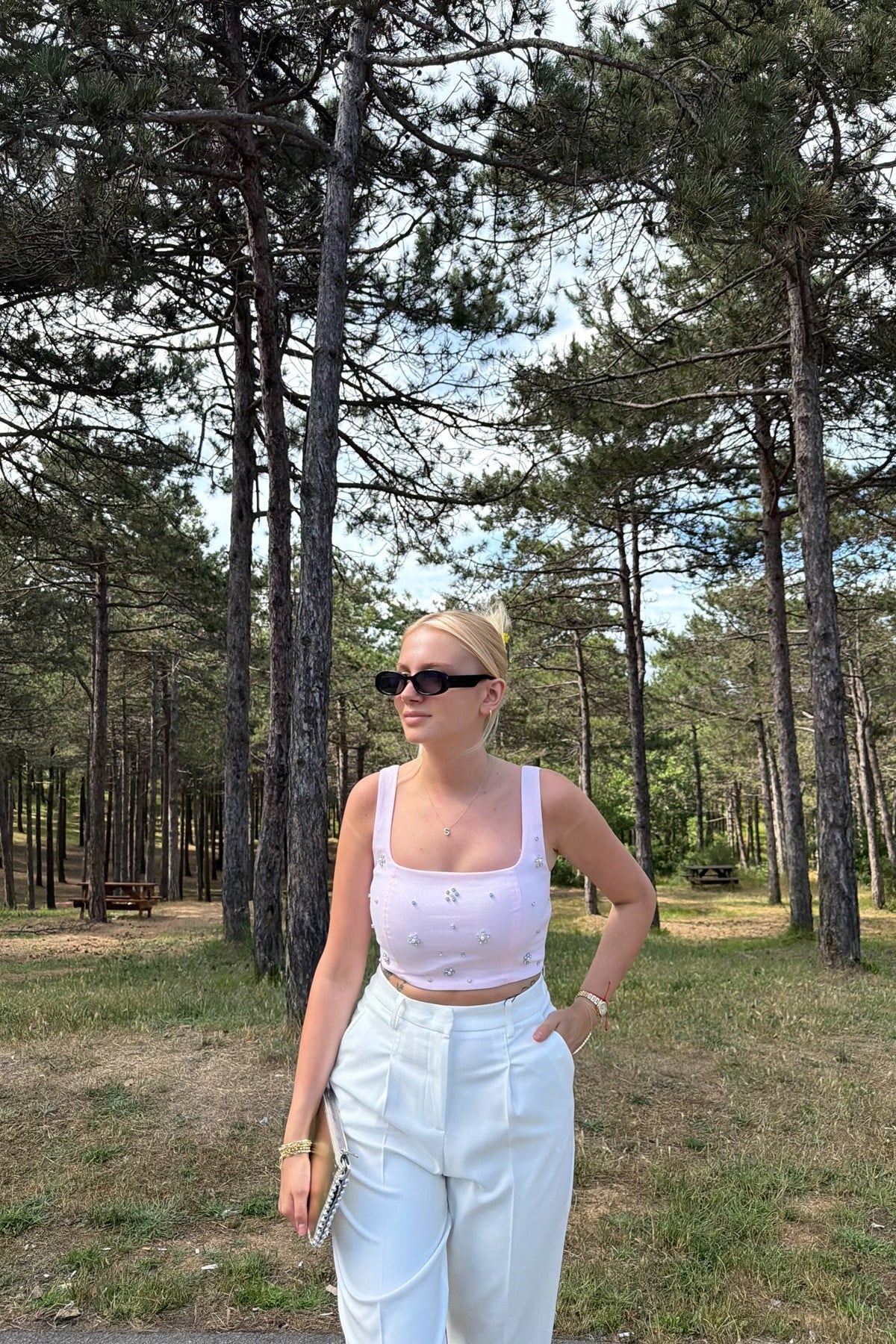 TAŞ DETAY CROP ASKILI BLUZ