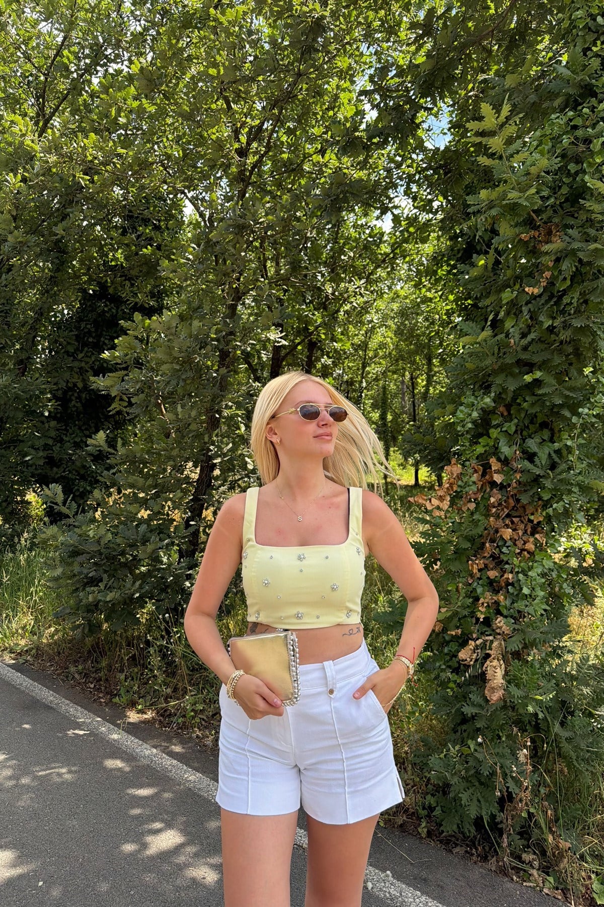 TAŞ DETAY CROP ASKILI BLUZ