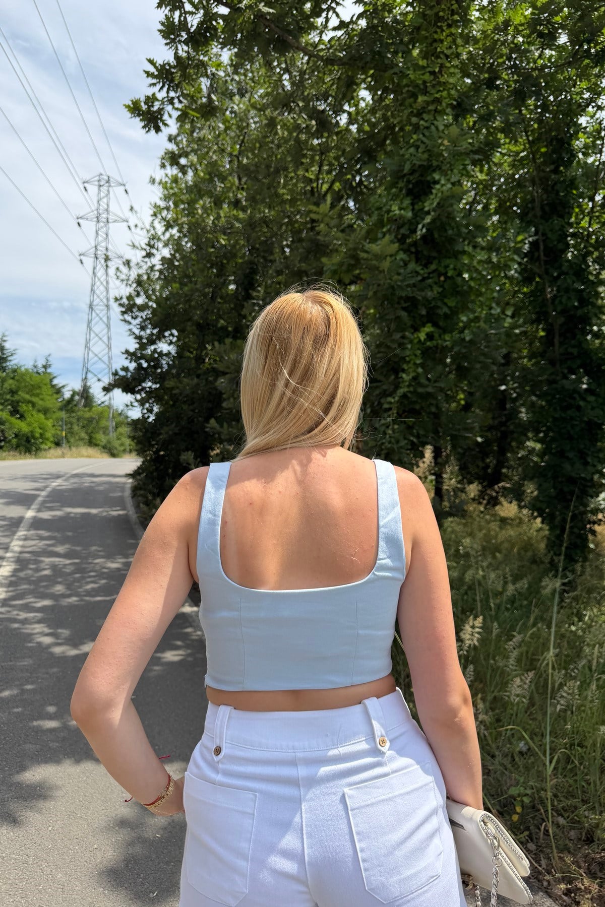TAŞ DETAY CROP ASKILI BLUZ