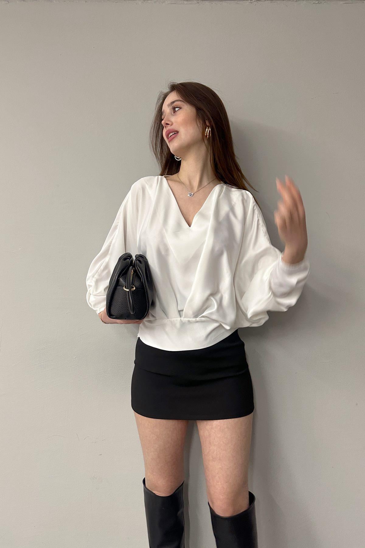 V YAKA GİPE DETAYLI BLUZ