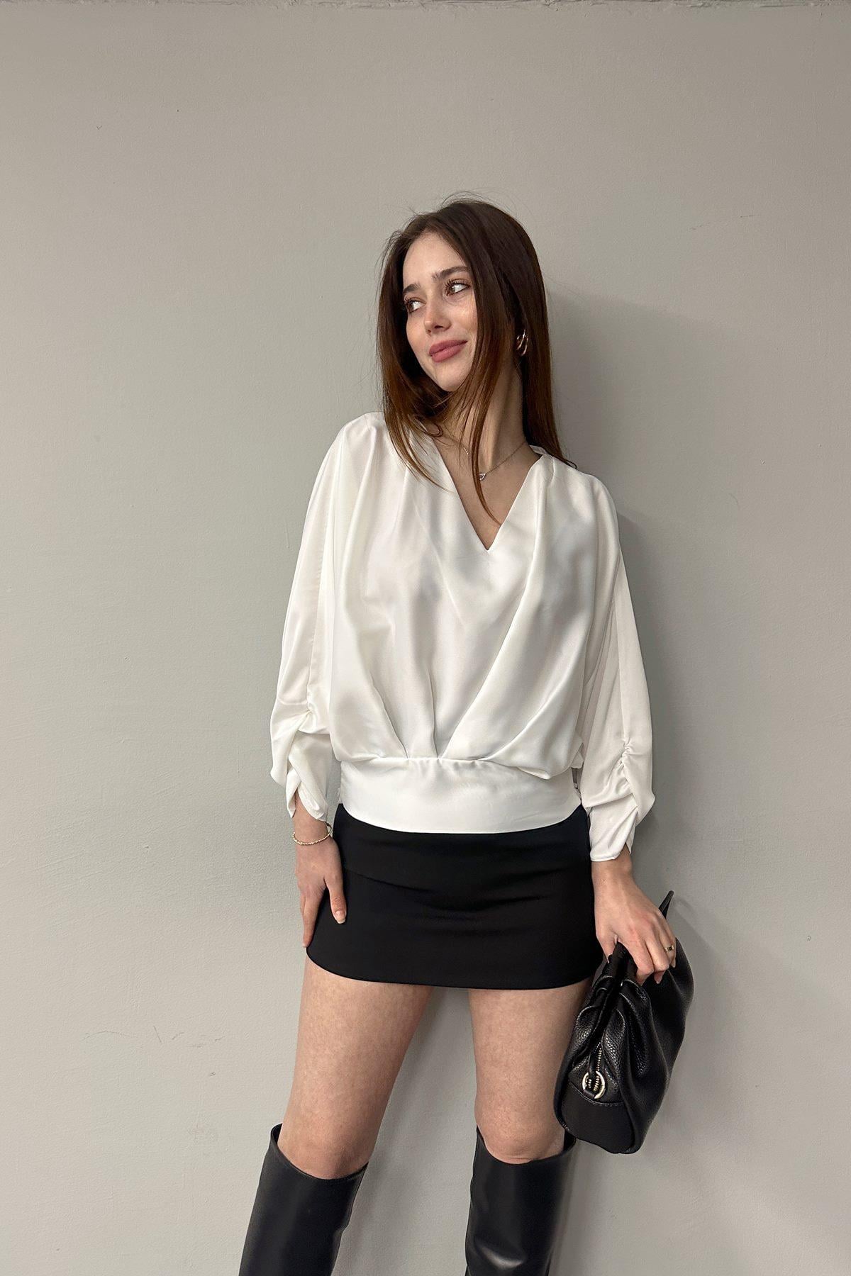 V YAKA GİPE DETAYLI BLUZ