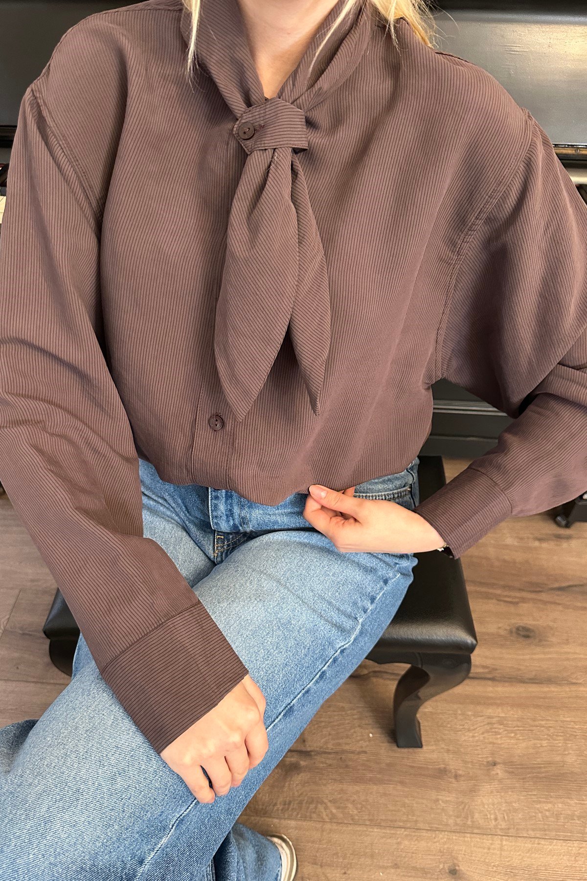 YAKA BAĞLAMA DETAYLI BLUZ