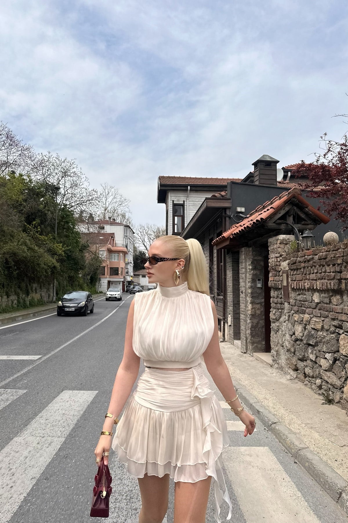 YÜKSEK YAKA BÜZGÜLÜ BLUZ