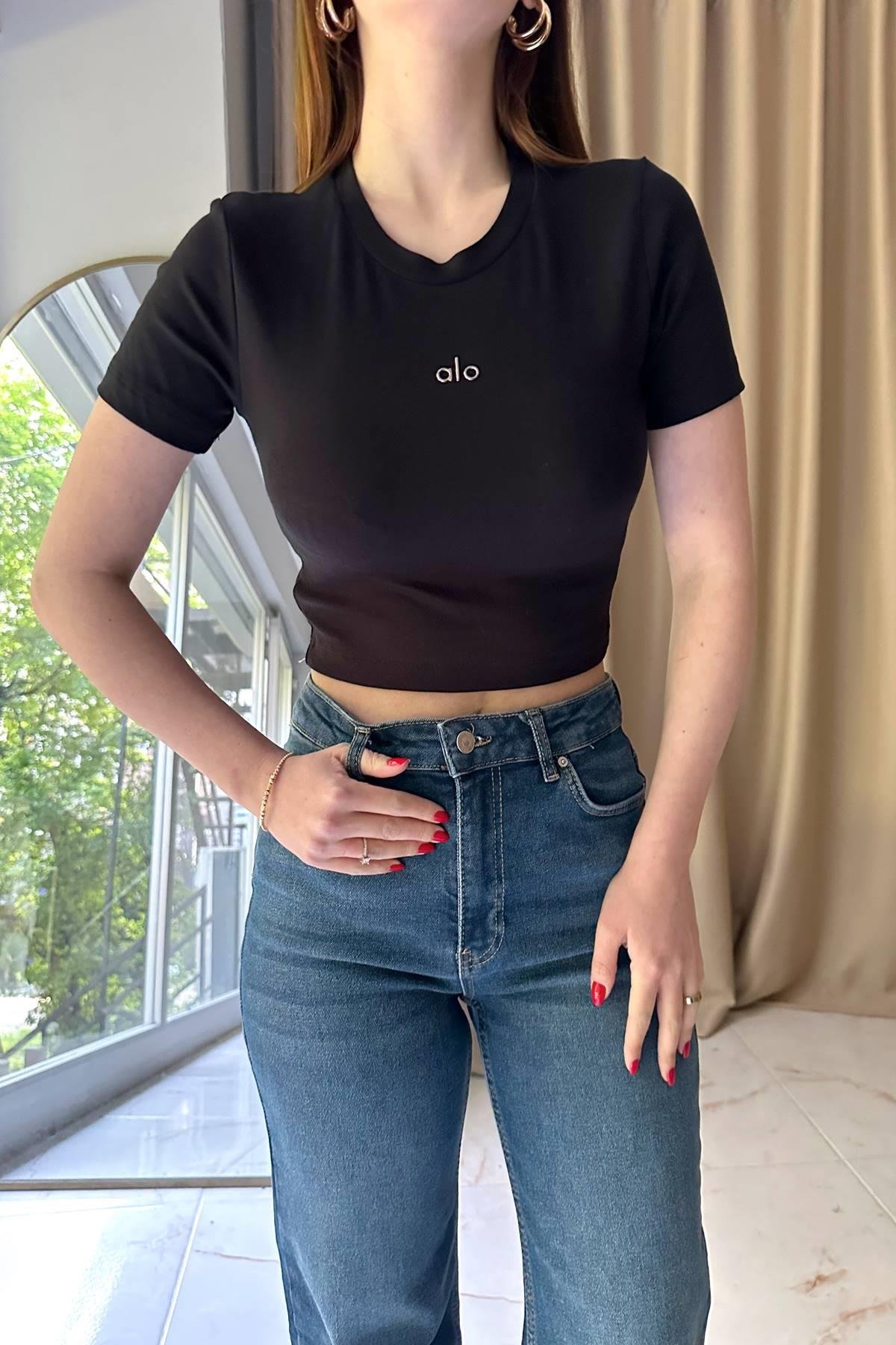 BİSİKLET YAKA NAKIŞ DETAY CROP TSHIRT