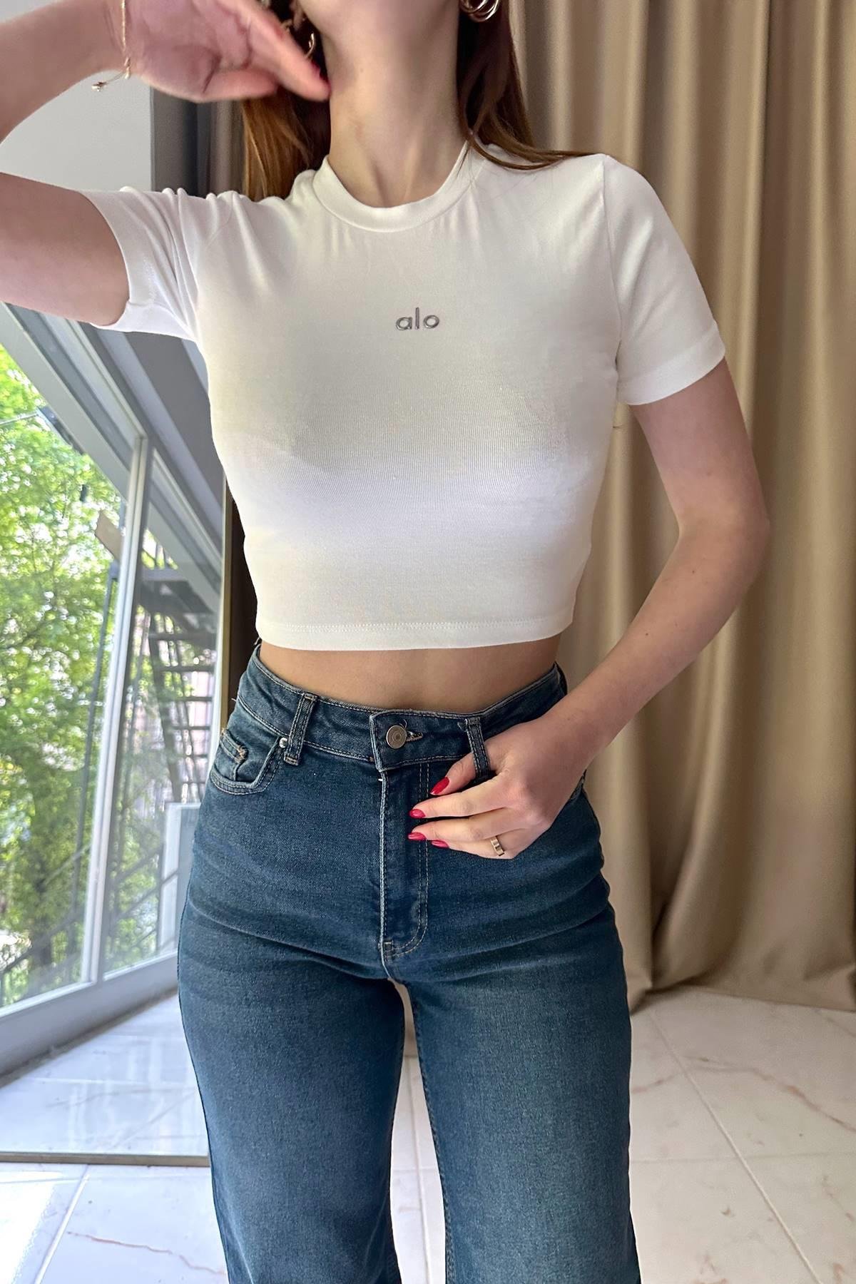 BİSİKLET YAKA NAKIŞ DETAY CROP TSHIRT