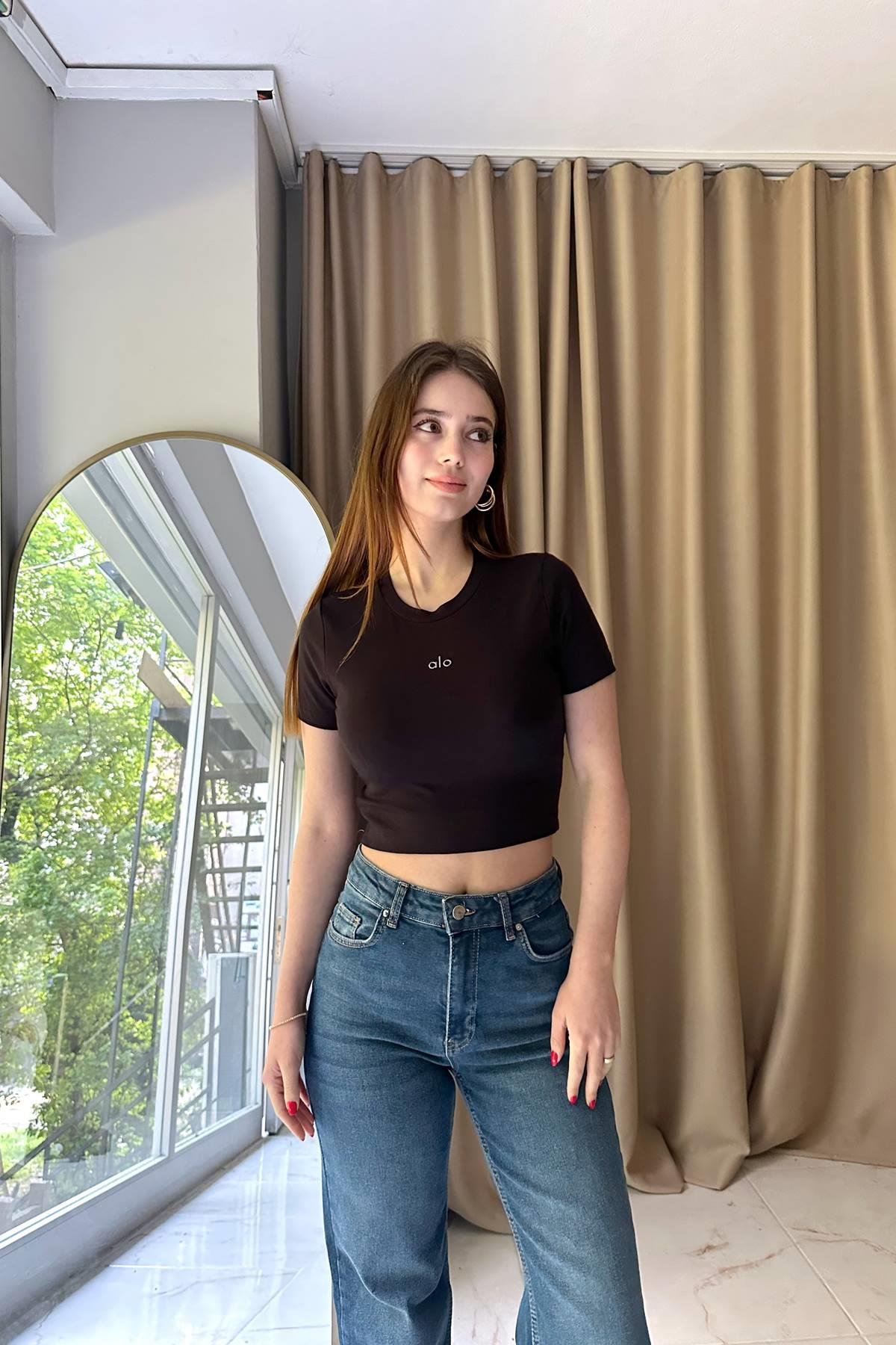 BİSİKLET YAKA NAKIŞ DETAY CROP TSHIRT