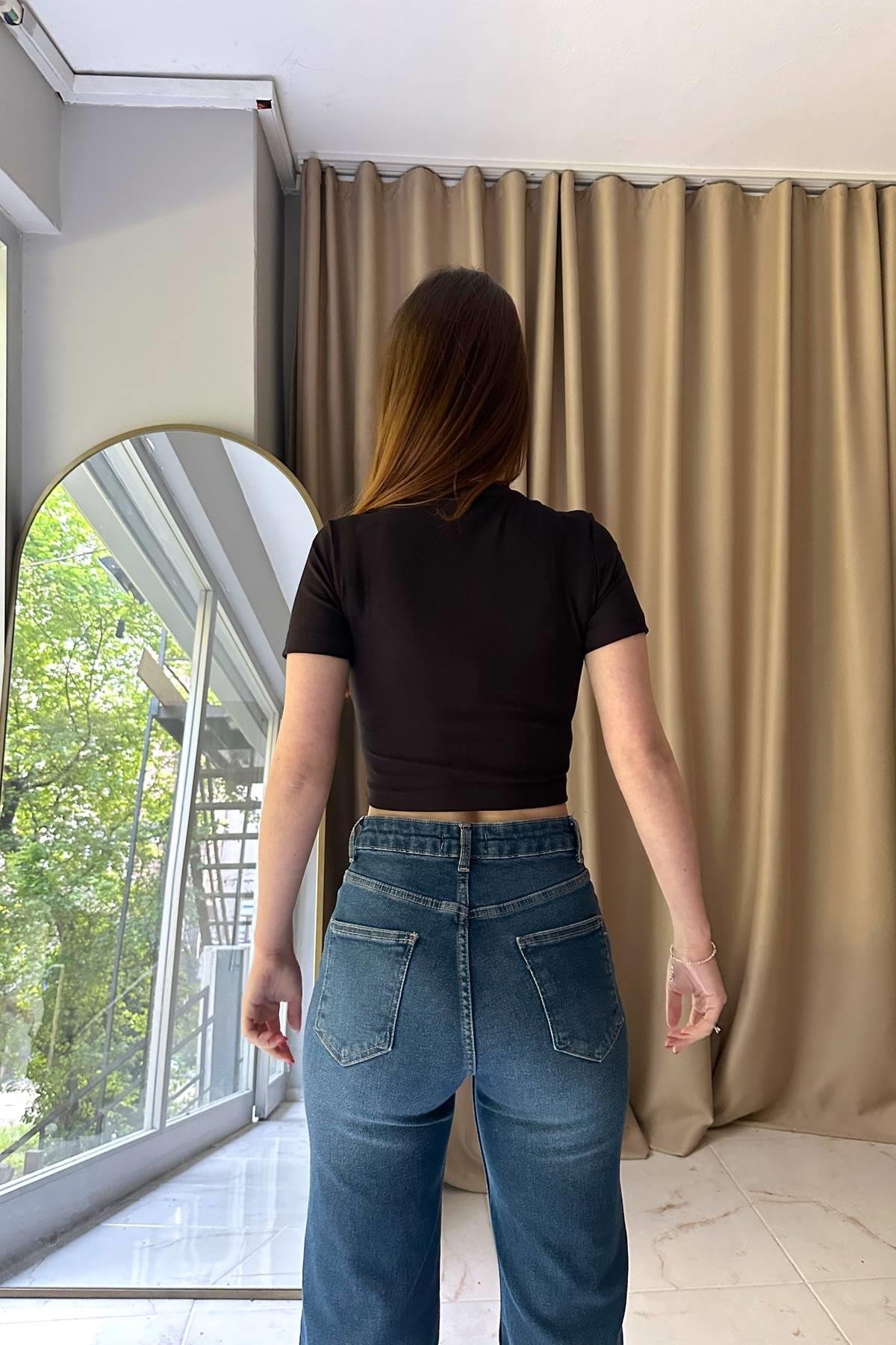 BİSİKLET YAKA NAKIŞ DETAY CROP TSHIRT