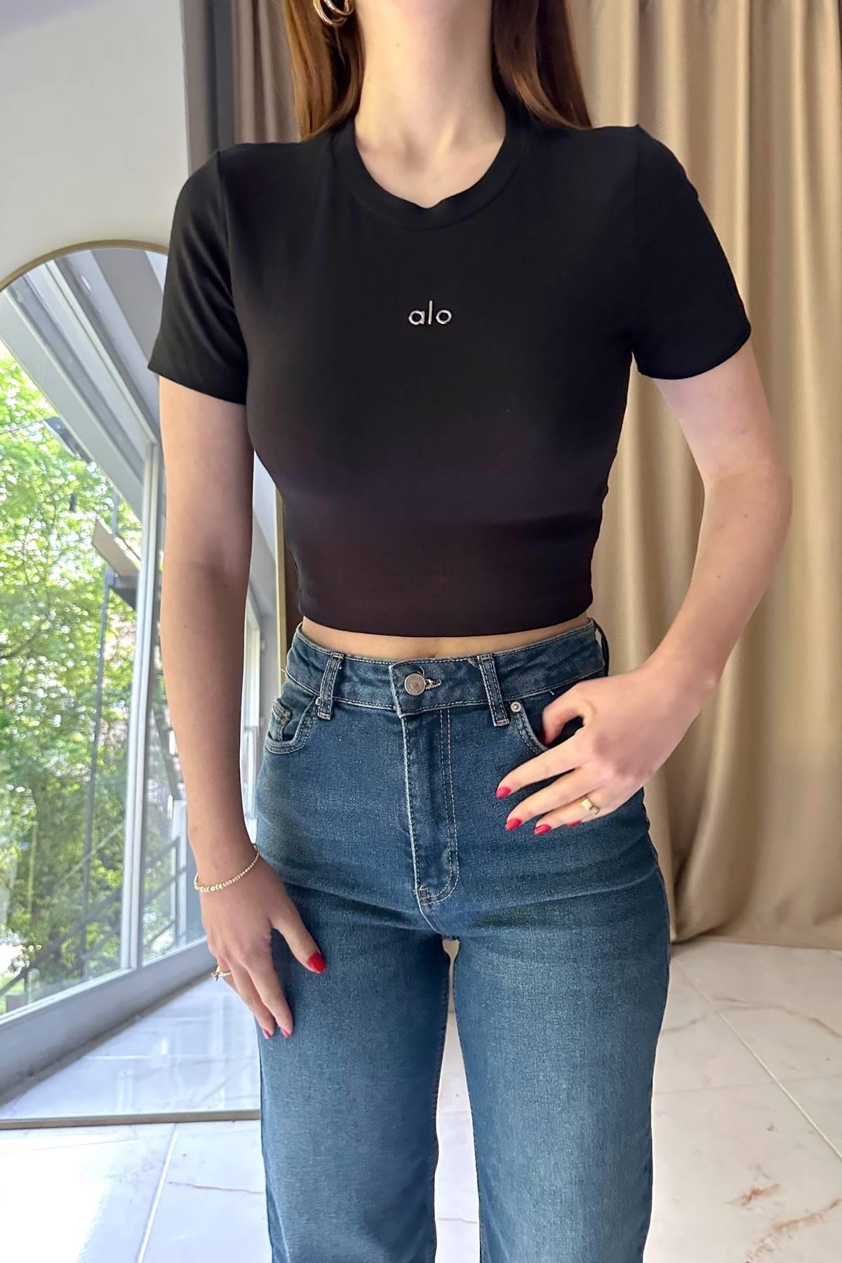 BİSİKLET YAKA NAKIŞ DETAY CROP TSHIRT