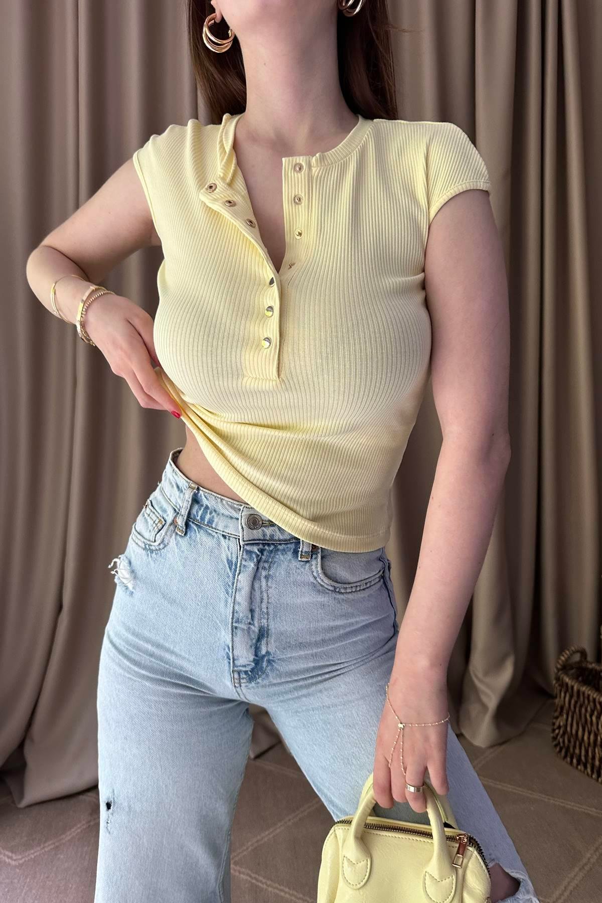 DÜĞMELİ KISA KOLLU TOP