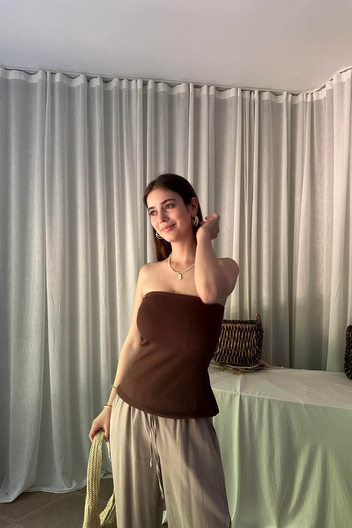 STRAPLEZ PEPLUM TOP