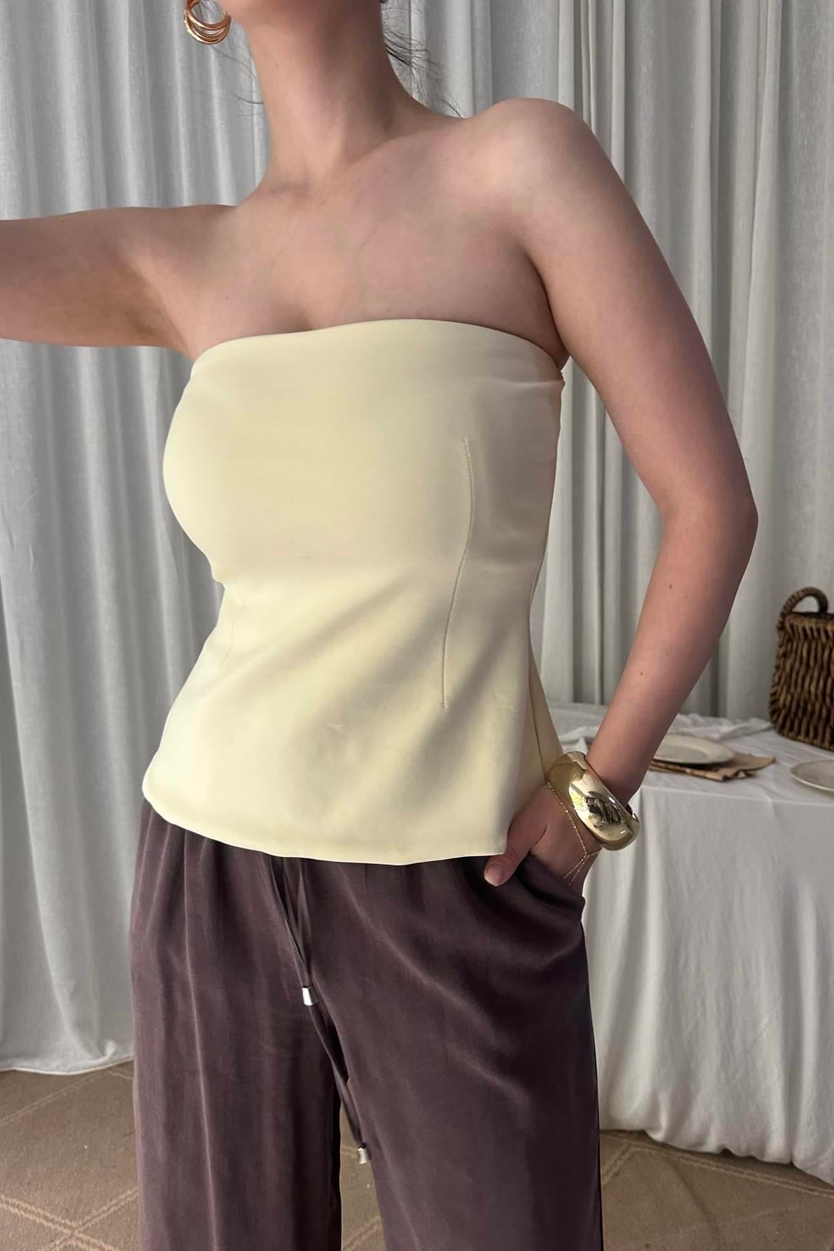 STRAPLEZ PEPLUM TOP