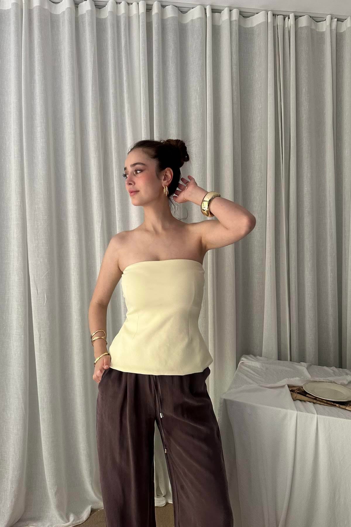 STRAPLEZ PEPLUM TOP