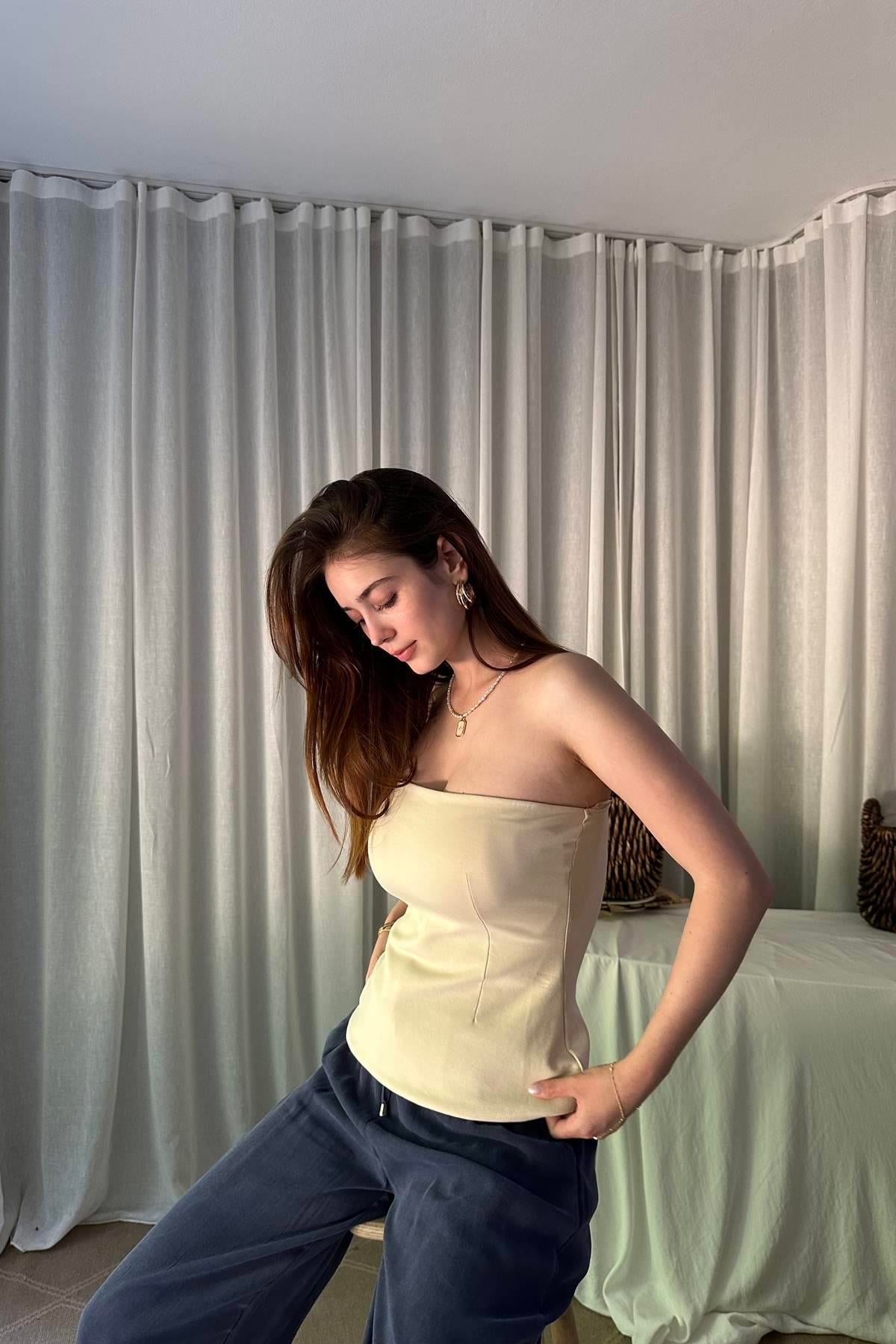 STRAPLEZ PEPLUM TOP