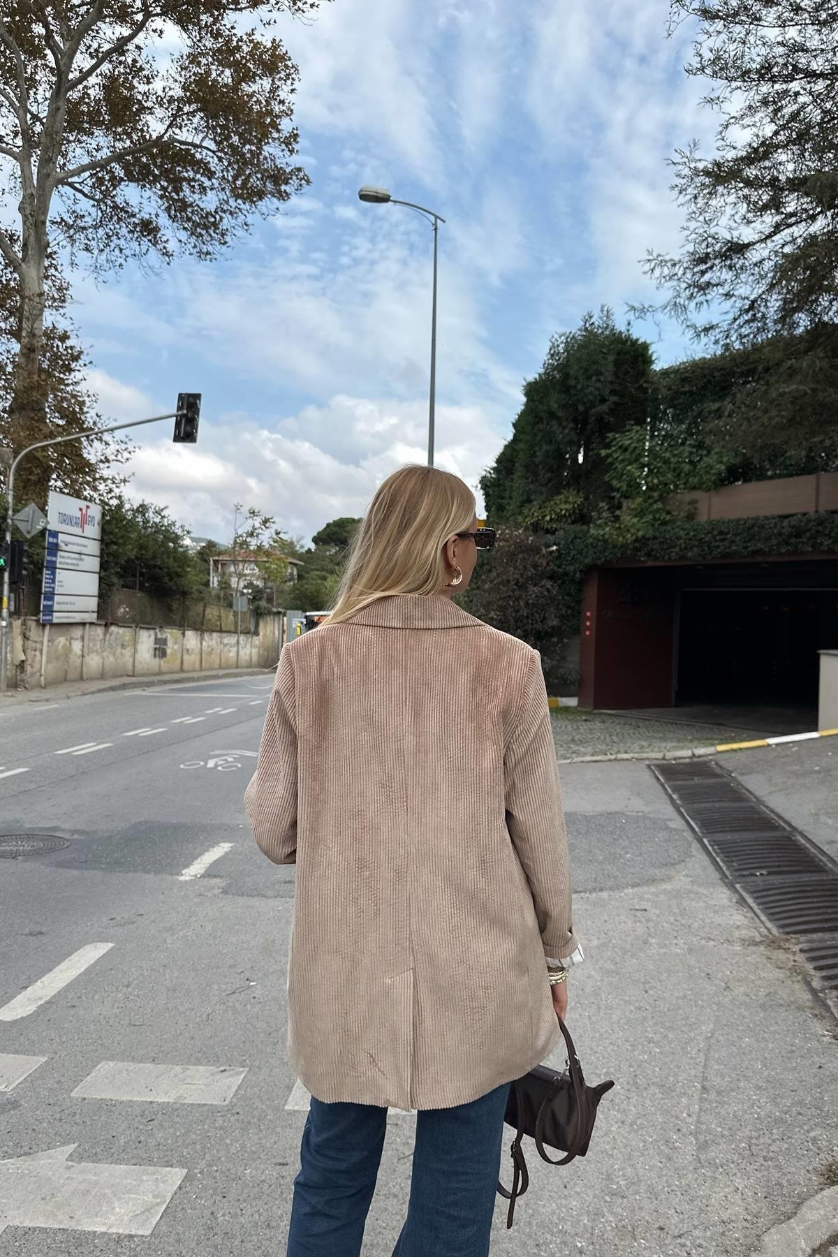 BRONŞ DETAYLI KADİFE CEKET