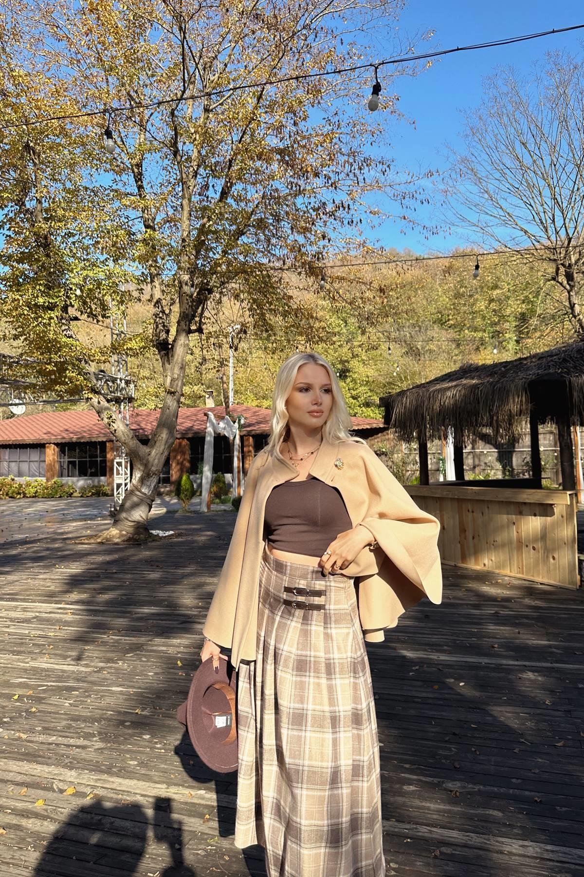 HAKİM YAKA KEMER DETAYLI KAŞE PANÇO