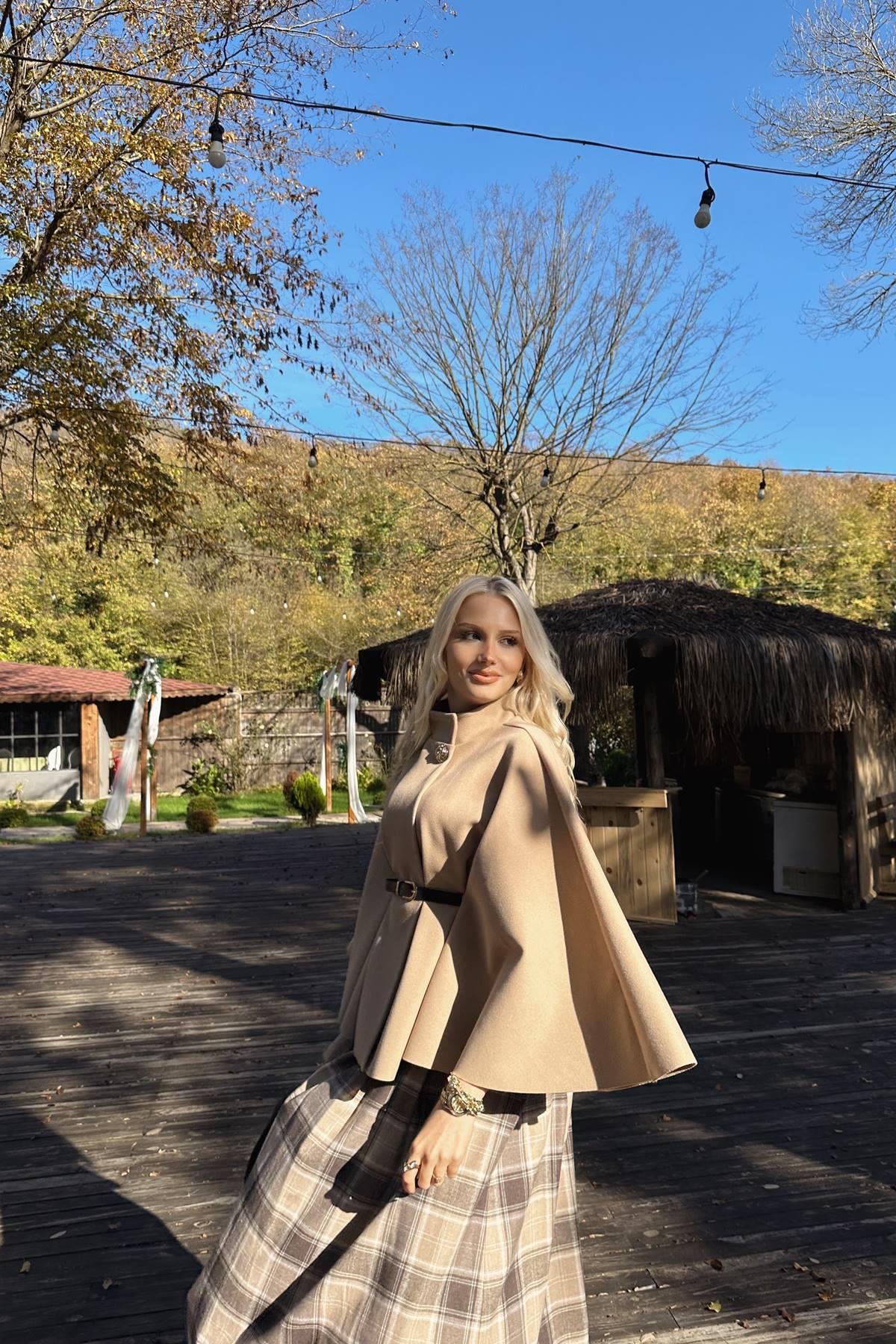 HAKİM YAKA KEMER DETAYLI KAŞE PANÇO