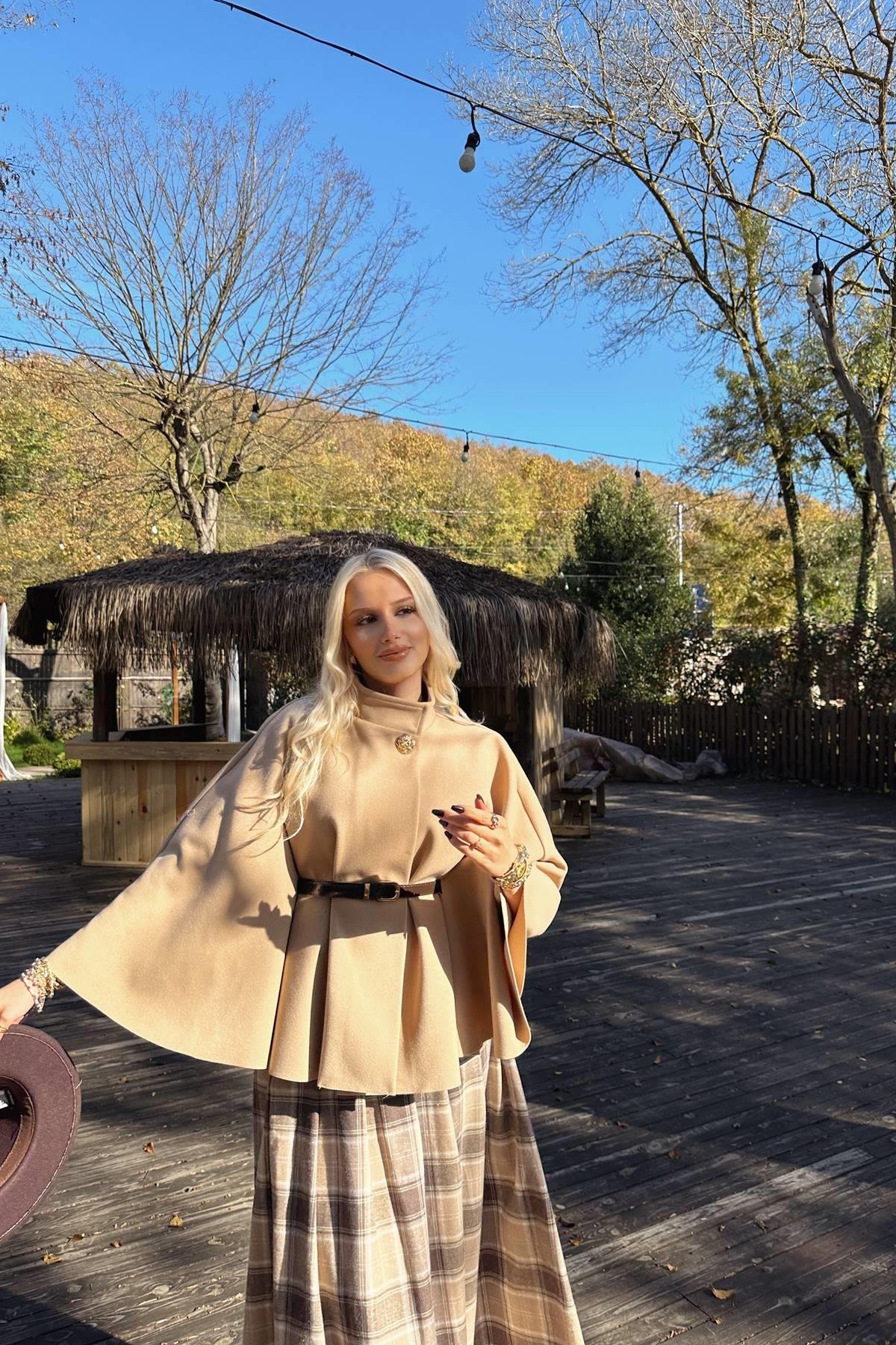 HAKİM YAKA KEMER DETAYLI KAŞE PANÇO